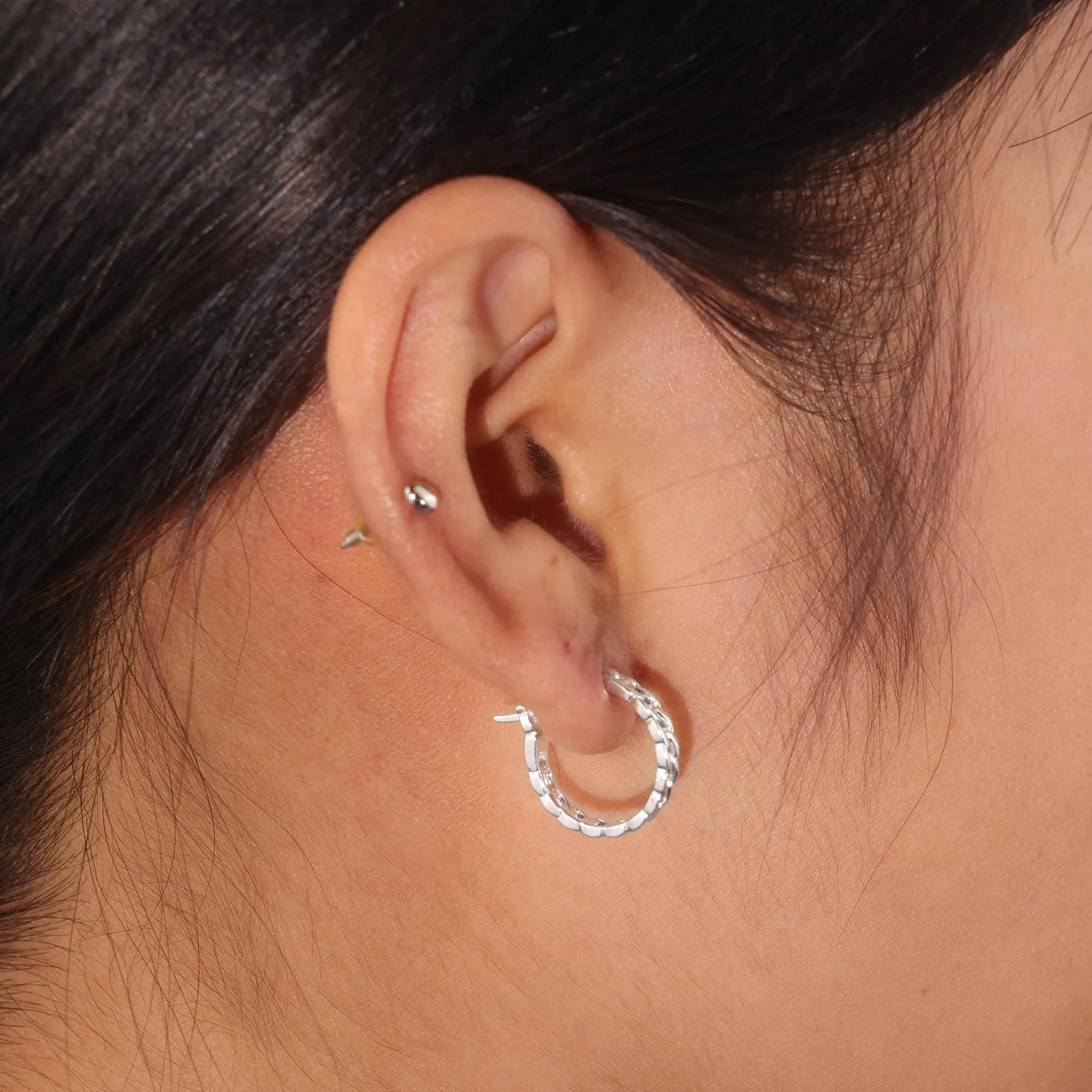 KISSPAT Orecchini Huggie Hoop a Catena in Argento, 15 mm, Ipoallergenici - immagine 3