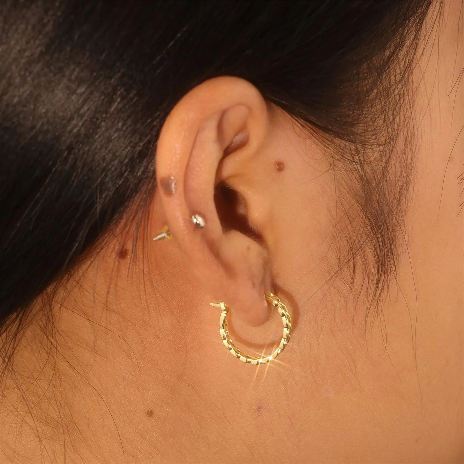 KISSPAT Orecchini a Cerchio Huggie con Catena in Ottone Placcato Oro 14k, 15mm, KPDE830G - immagine 3