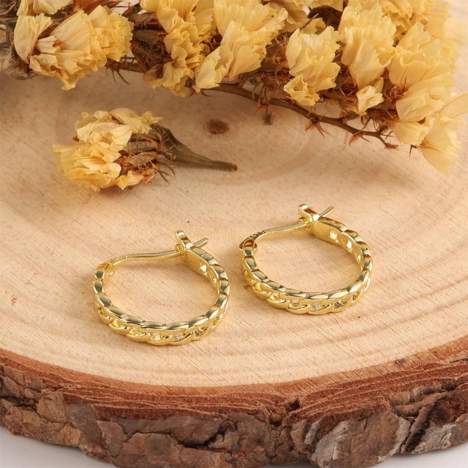 KISSPAT Orecchini a Cerchio Huggie con Catena in Ottone Placcato Oro 14k, 15mm, KPDE830G - immagine 5
