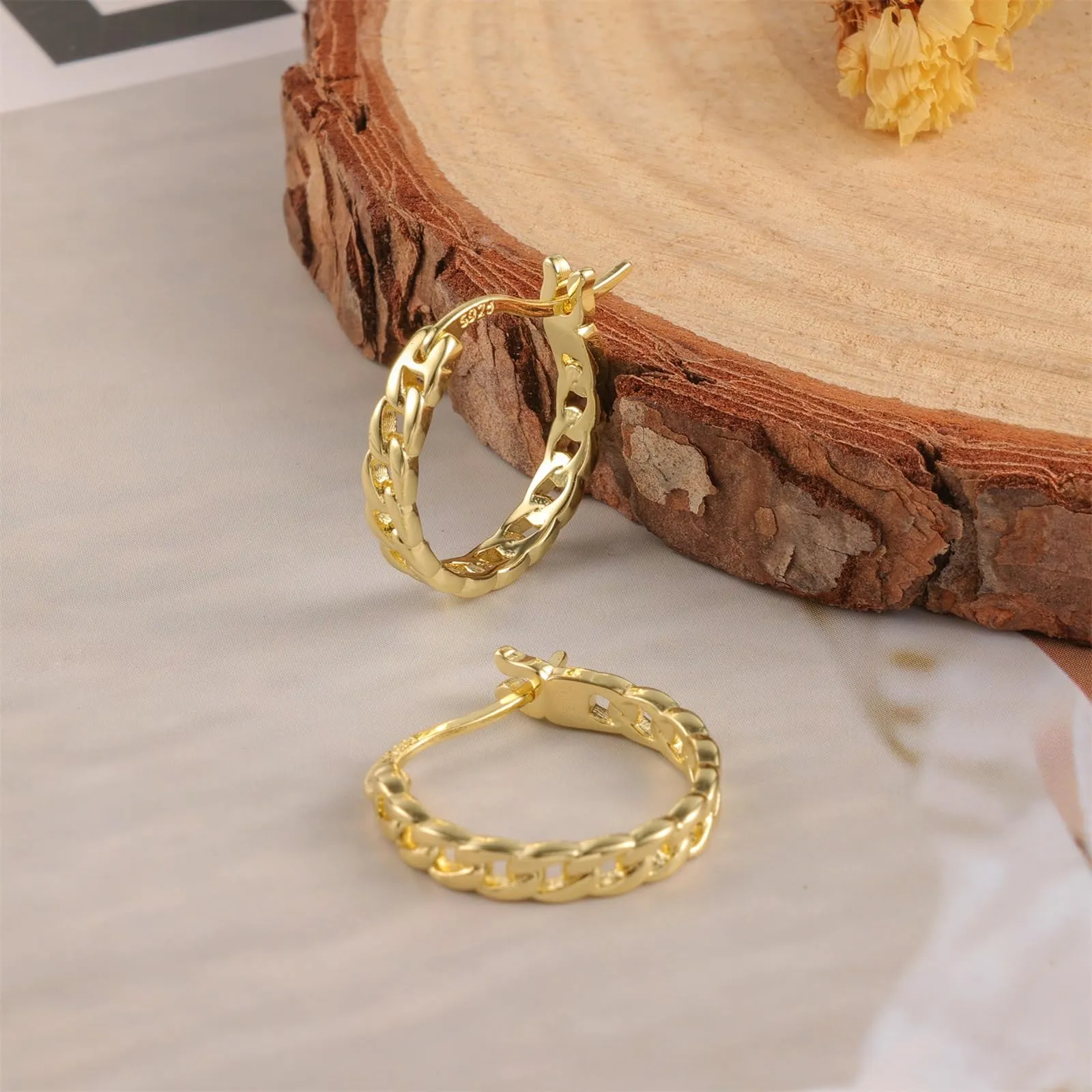 KISSPAT Orecchini a Cerchio Huggie con Catena in Ottone Placcato Oro 14k, 15mm, KPDE830G - immagine 6