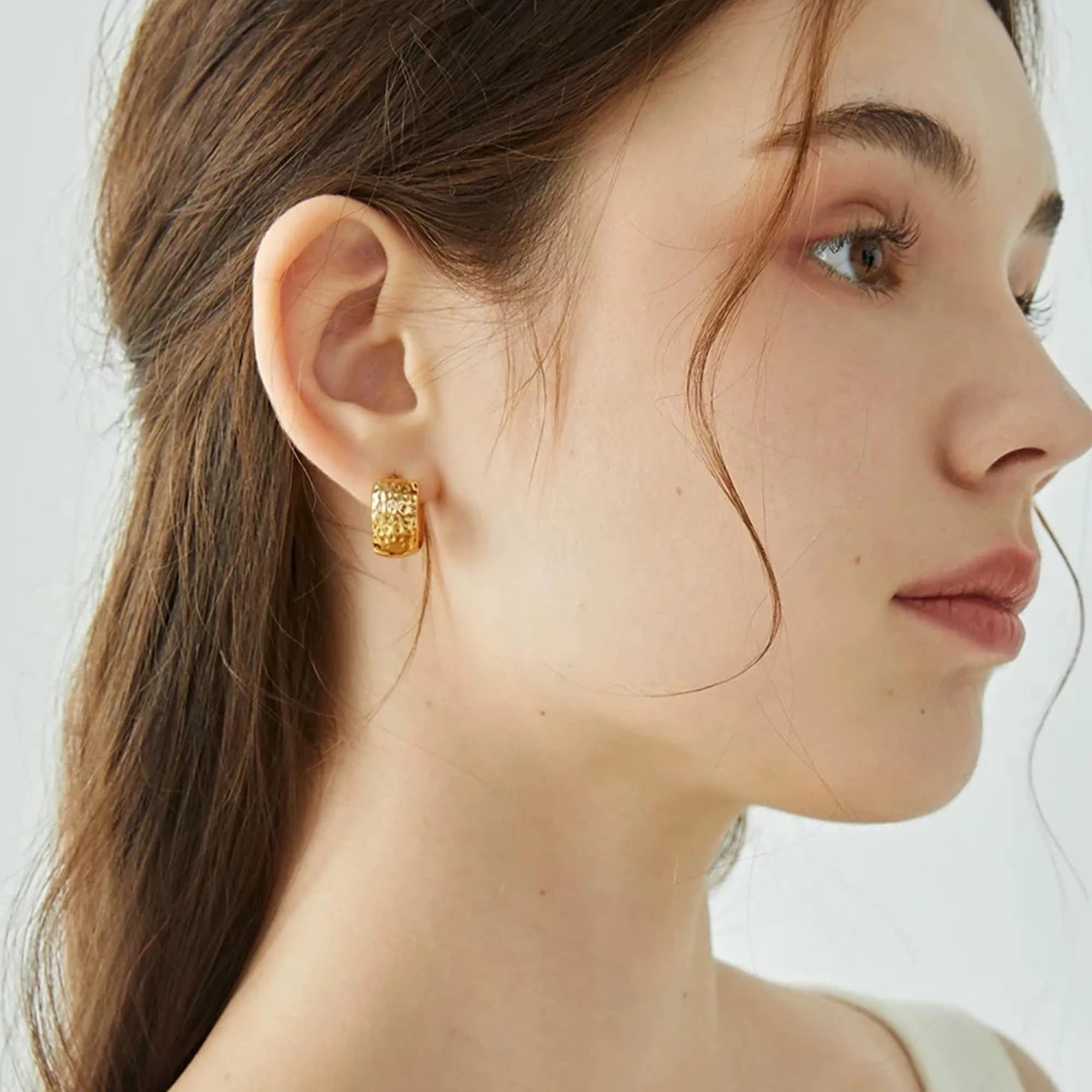 KISSPAT Orecchini a Cerchio Huggie in Oro 14k Martellati, Argento Sterling 925, 18mm x 10mm - immagine 2