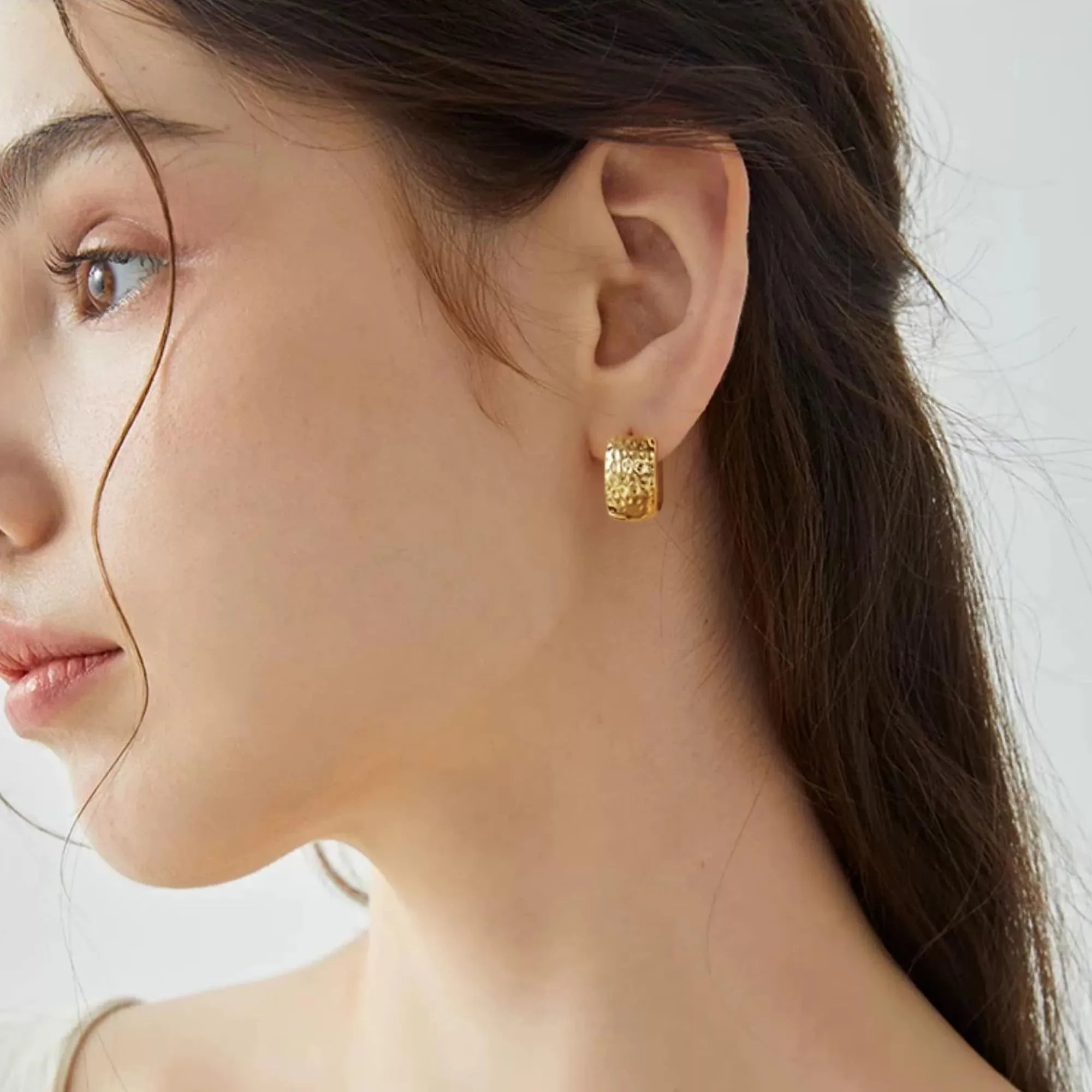 KISSPAT Orecchini a Cerchio Huggie in Oro 14k Martellati, Argento Sterling 925, 18mm x 10mm - immagine 3