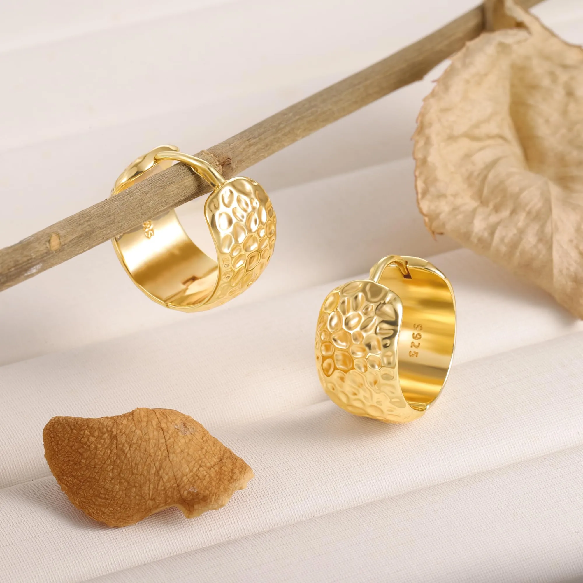 KISSPAT Orecchini a Cerchio Huggie in Oro 14k Martellati, Argento Sterling 925, 18mm x 10mm - immagine 5