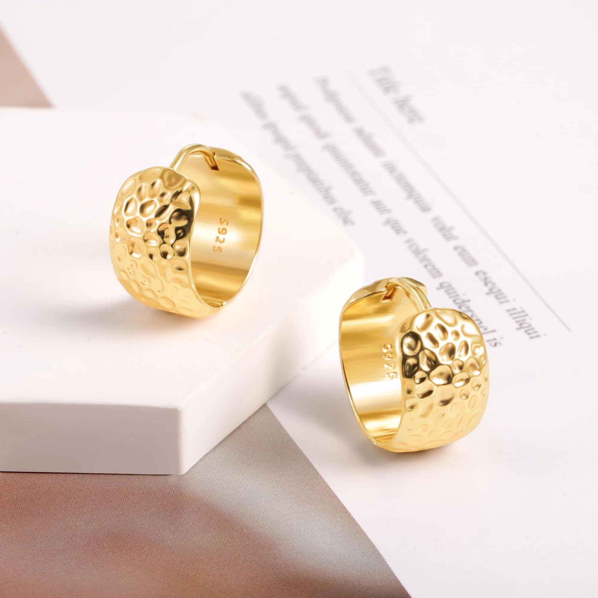 KISSPAT Orecchini a Cerchio Huggie in Oro 14k Martellati, Argento Sterling 925, 18mm x 10mm - immagine 6