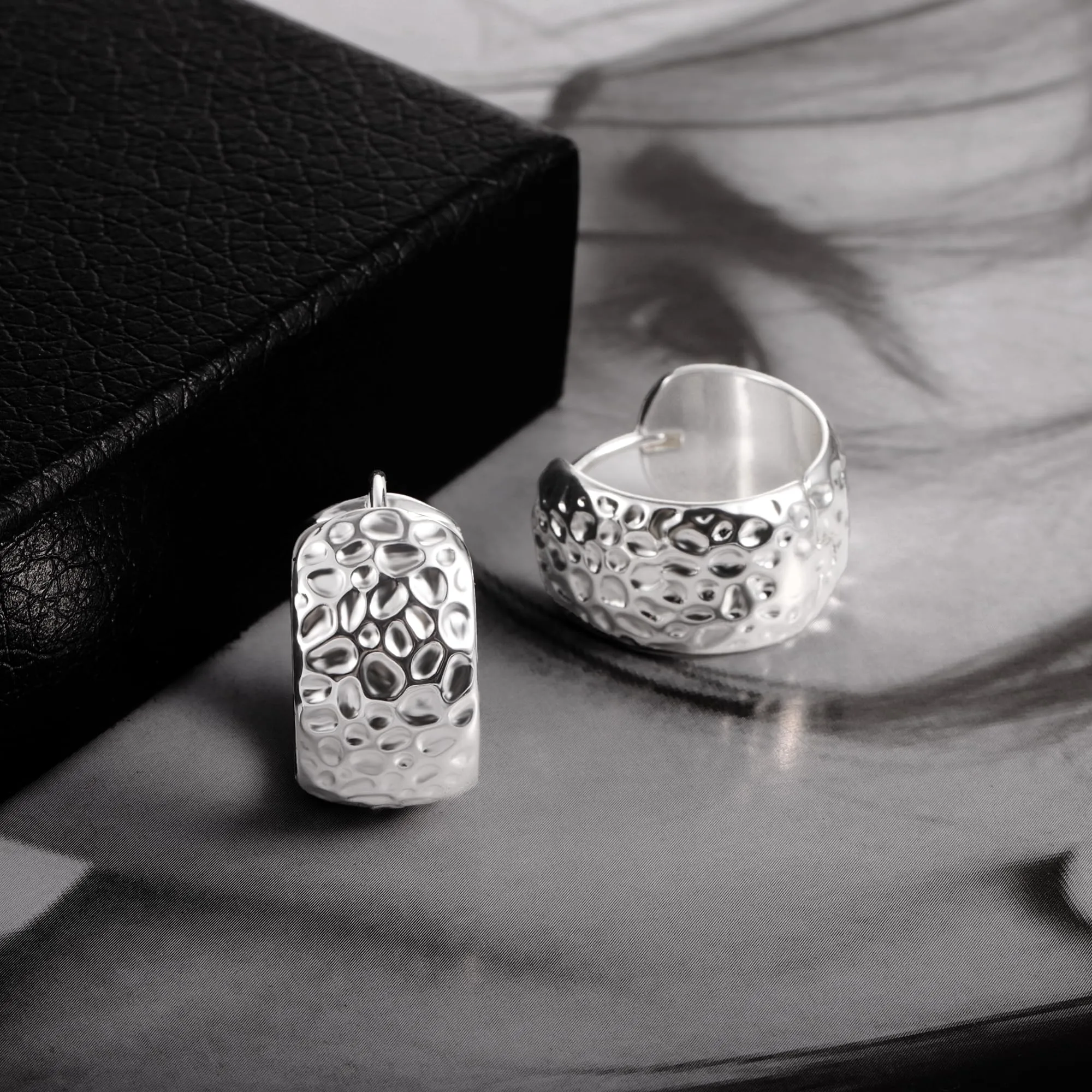 KISSPAT Orecchini a Cerchio Huggie in Argento Martellato, 18 mm, KPDE854S - immagine 4