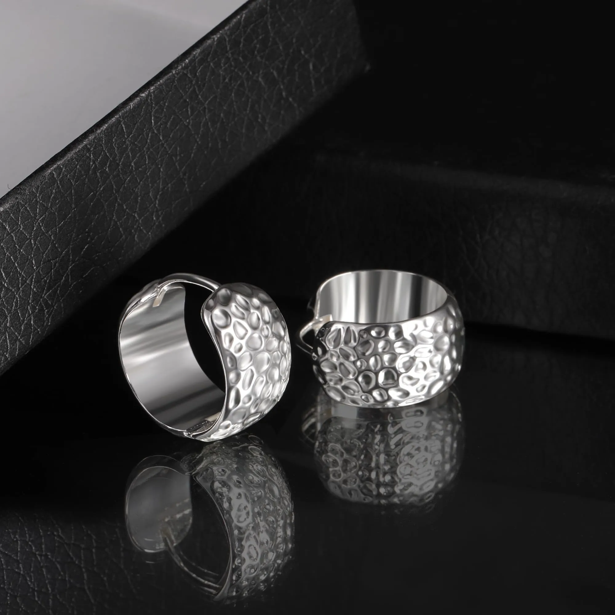 KISSPAT Orecchini a Cerchio Huggie in Argento Martellato, 18 mm, KPDE854S - immagine 5