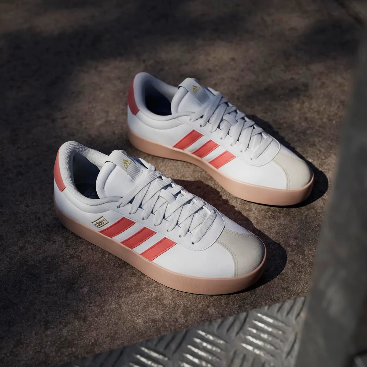 adidas VL Court 3.0 Shoes, Cloud White/Preloved Scarlet/Gold Metallic, 38 2/3 EU - immagine 2