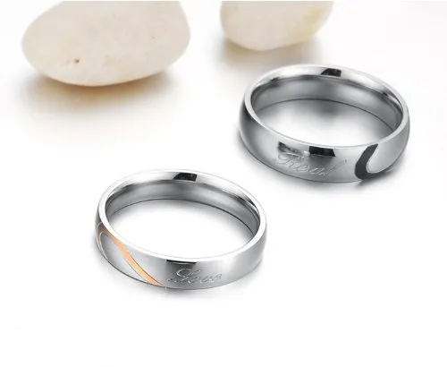 JewelryWe Coppia Anelli Rotondi in Acciaio Inossidabile Real Love per Uomo e Donna - immagine 5