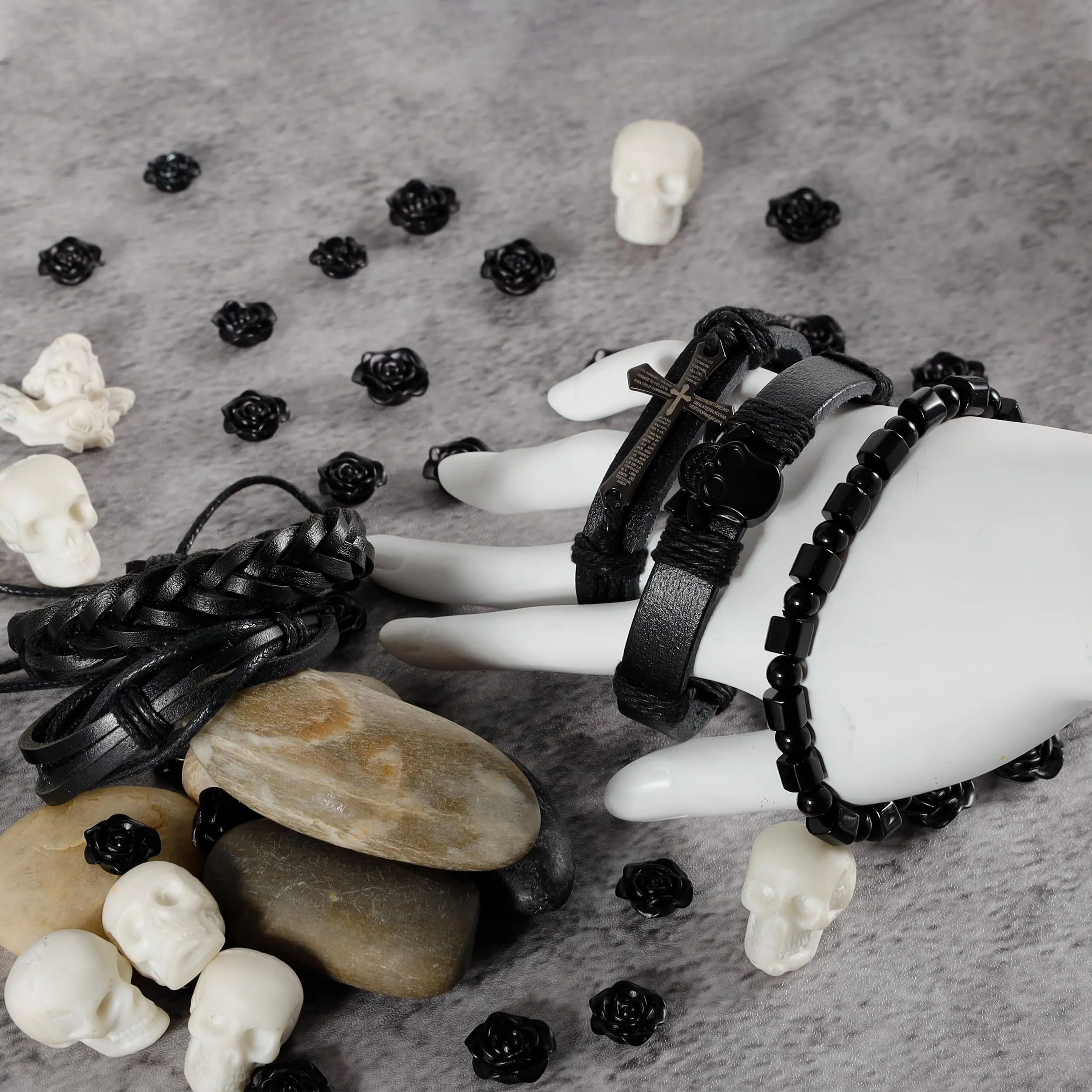 Manfnee Set di 5 Bracciali in Pelle PU e Corda Punk Rock Croce e Teschio per Uomo e Donna - immagine 2