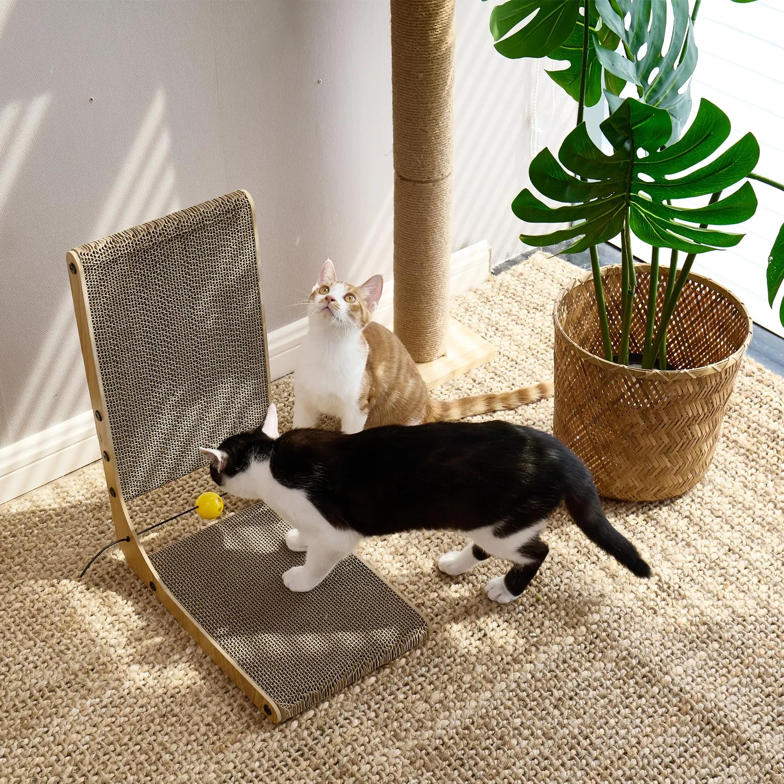 FUKUMARU Tiragraffi per Gatti a Forma di L, 48 cm, in Cartone con Pallina - immagine 2