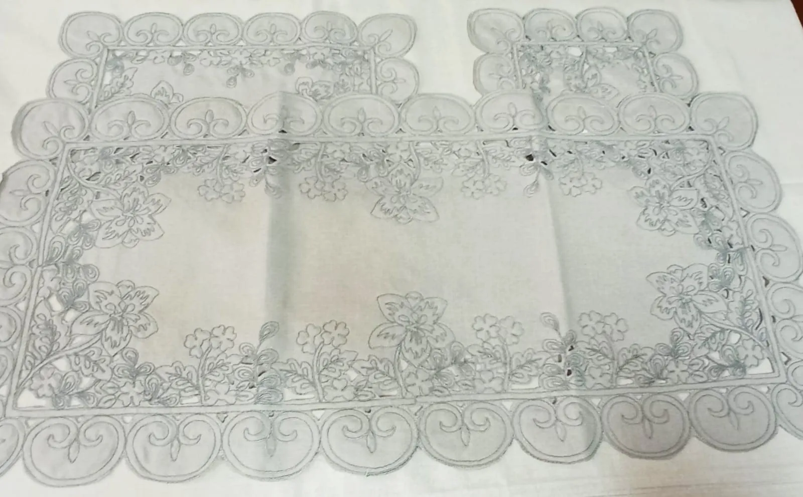 Corredocasa Set Runner e Centrini Ricamati a Intaglio in Misto Lino, Grigio, Made in Italy - immagine 2
