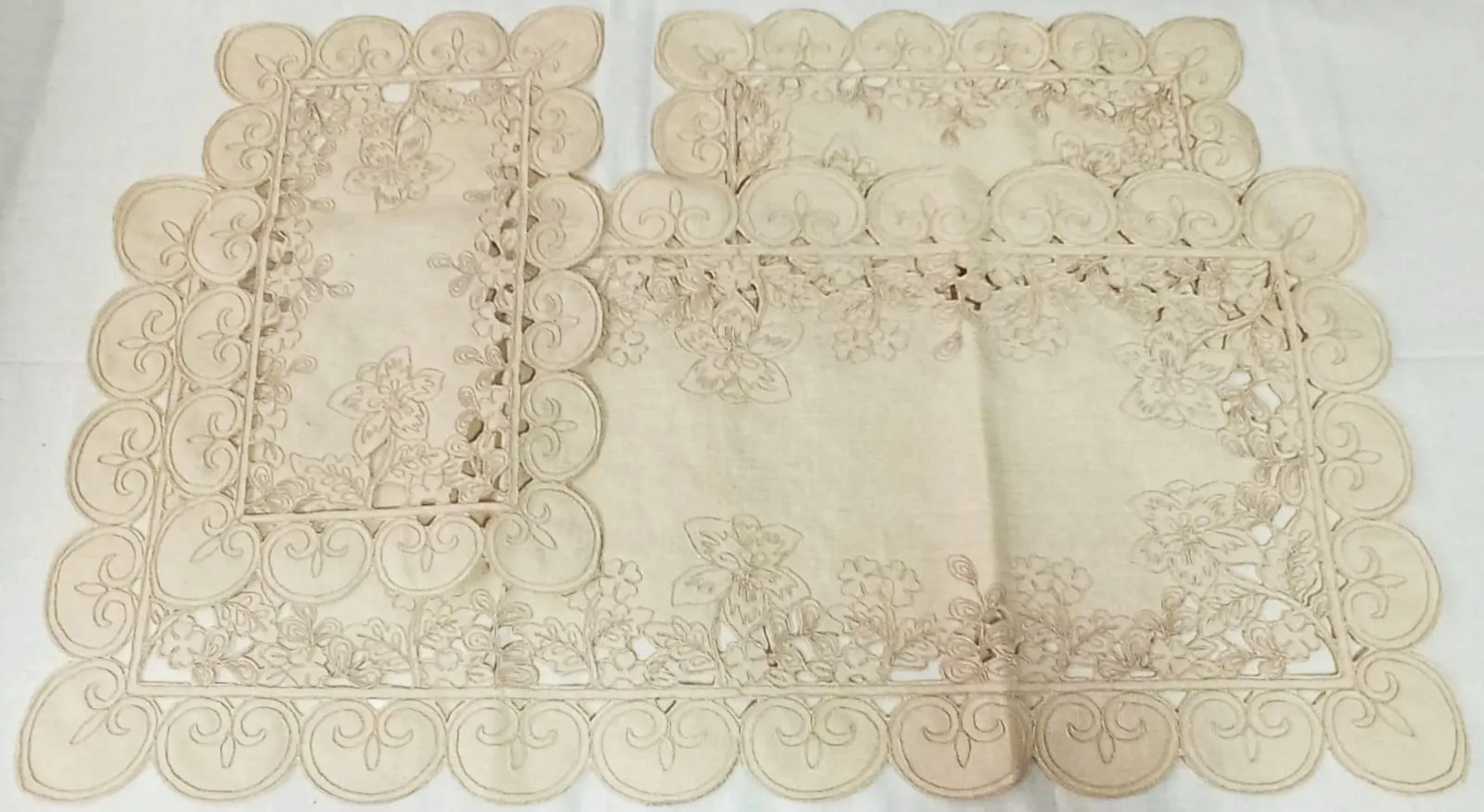 Corredocasa Set Runner e Centrini 3 Pezzi Ricamati a Intaglio Misto Lino, Biscotto - immagine 2