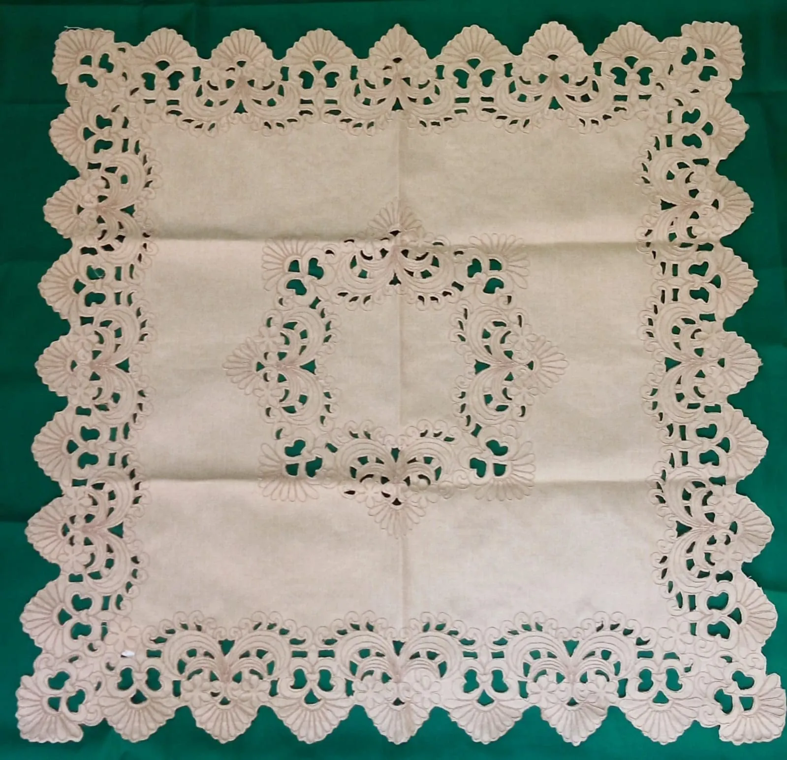 Corredocasa Set Runner e Centrini 3 Pezzi Ricamati a Intaglio Misto Lino, Quadrato, Biscotto - immagine 1