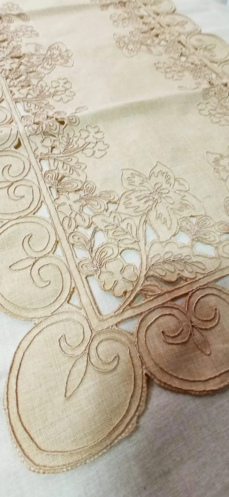Corredocasa Set Runner e Centrini 3 Pezzi Ricamati a Intaglio Misto Lino, Biscotto, Made in Italy - immagine 2