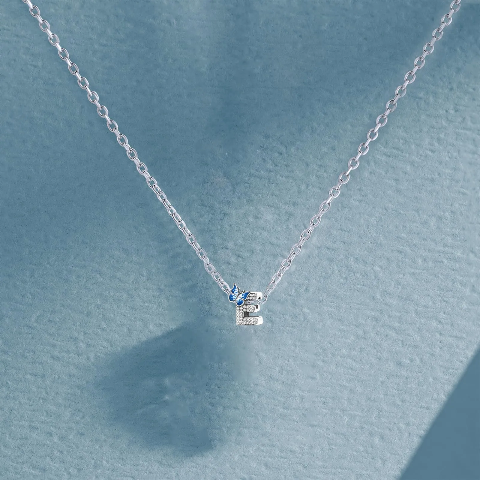 Jokmeo Charm Lettera E in Argento Sterling 925 con Motivo a Farfalla - immagine 3