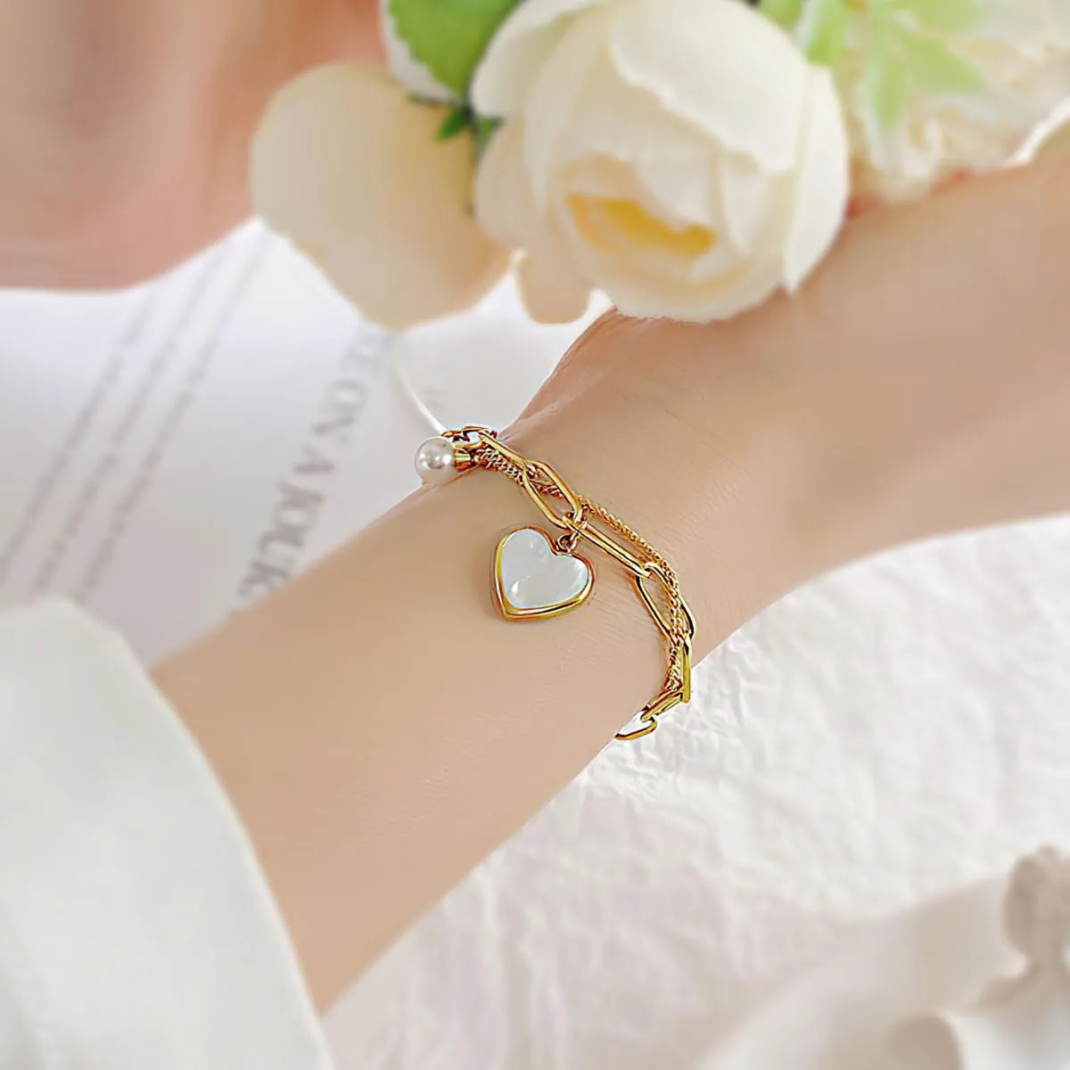 Emibele Bracciale a Cuore in Titanio Placcato Oro 18 Carati con Chiusura a Moschettone - immagine 3