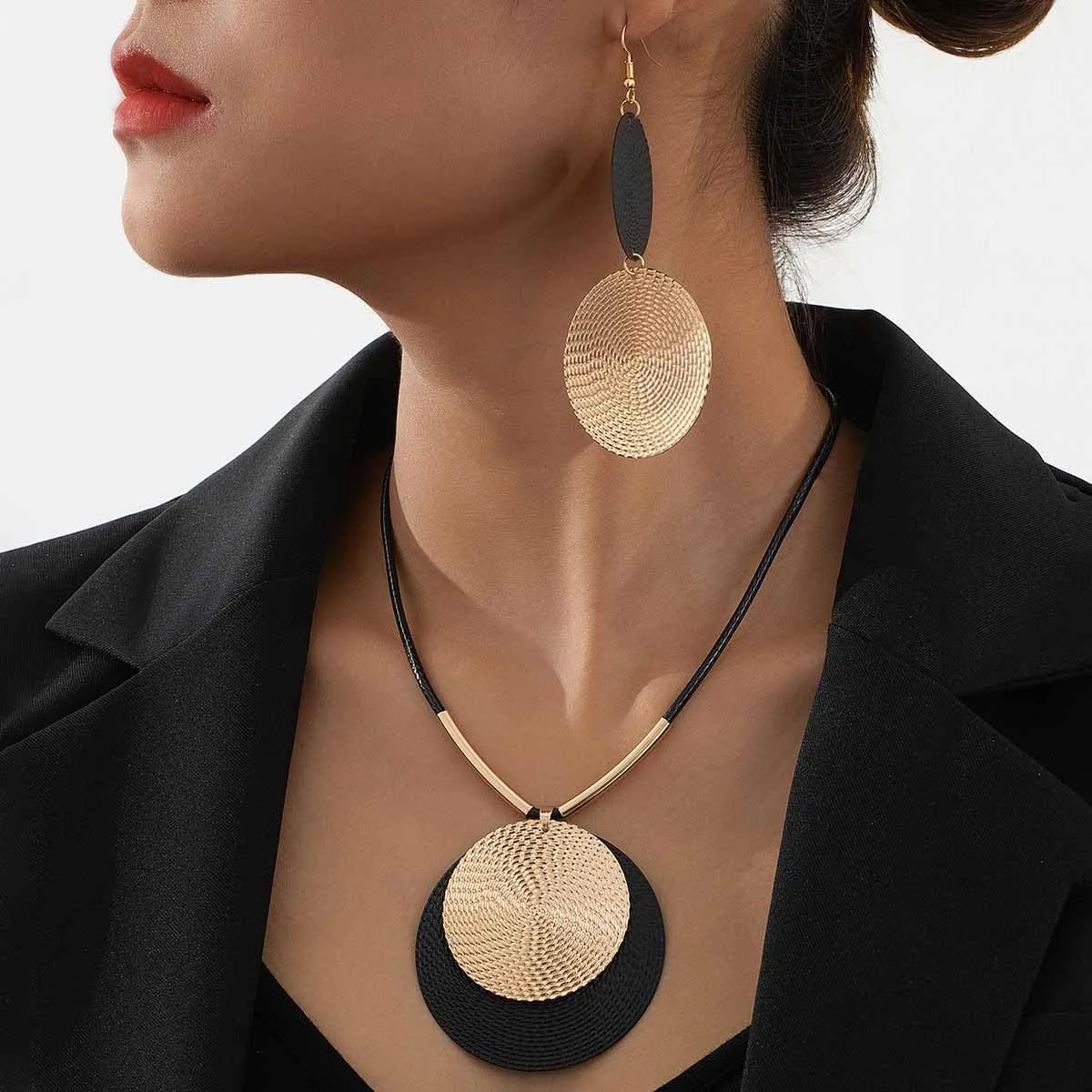Carufin Set Collana e Orecchini Circolari Geometrici Nero e Oro - immagine 2