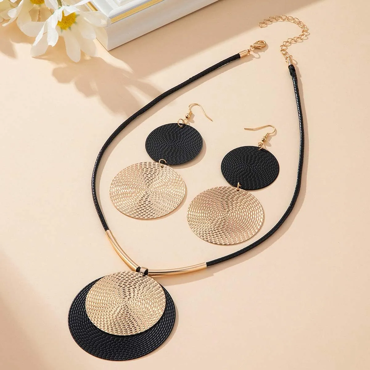 Carufin Set Collana e Orecchini Circolari Geometrici Nero e Oro - immagine 3