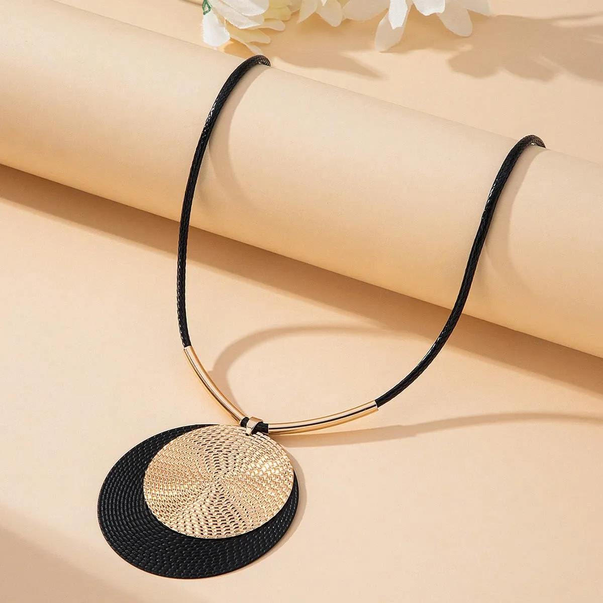Carufin Set Collana e Orecchini Circolari Geometrici Nero e Oro - immagine 5