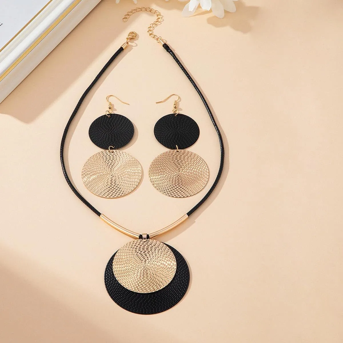 Carufin Set Collana e Orecchini Circolari Geometrici Nero e Oro - immagine 7