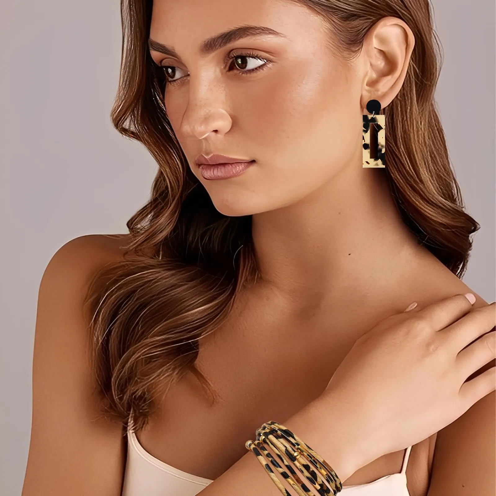 Bcenoilua Set di Gioielli Bohémien Leopardo con Collana, Braccialetto in Pelle Multistrato e Orecchini Pendenti - Oro-B - immagine 6
