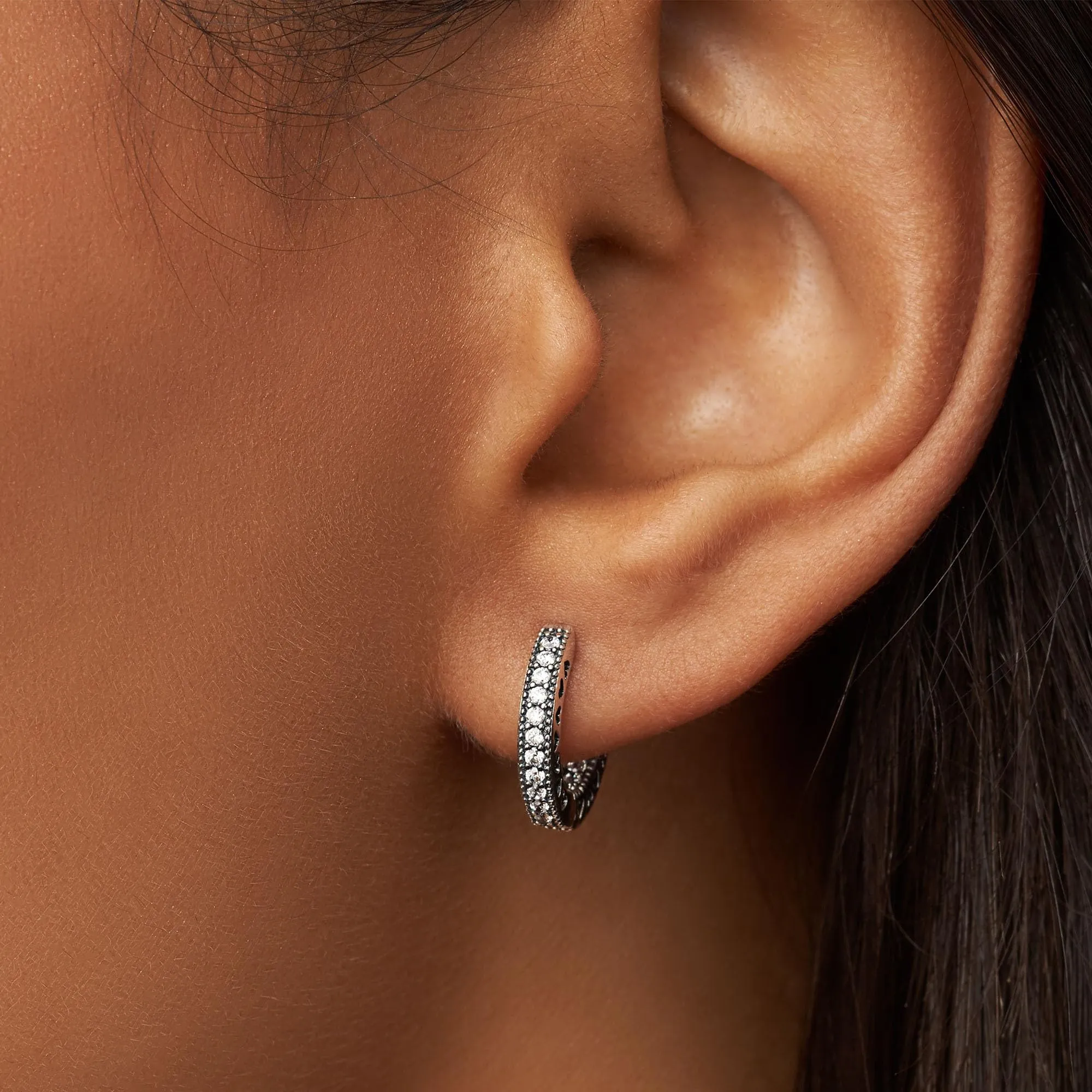 Pandora Signature Orecchini a cerchio con pavé con cuori in argento sterling - immagine 5
