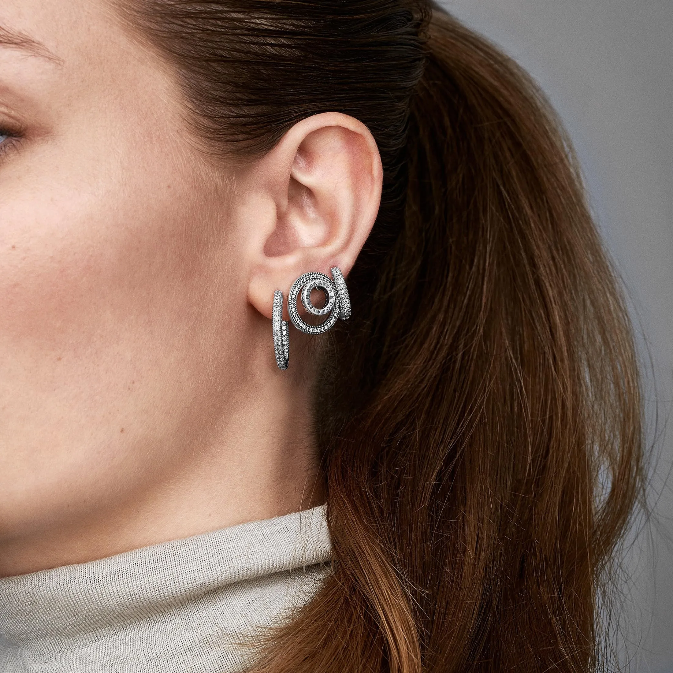 Pandora Signature Orecchini a cerchio con pavé con cuori in argento sterling - immagine 9