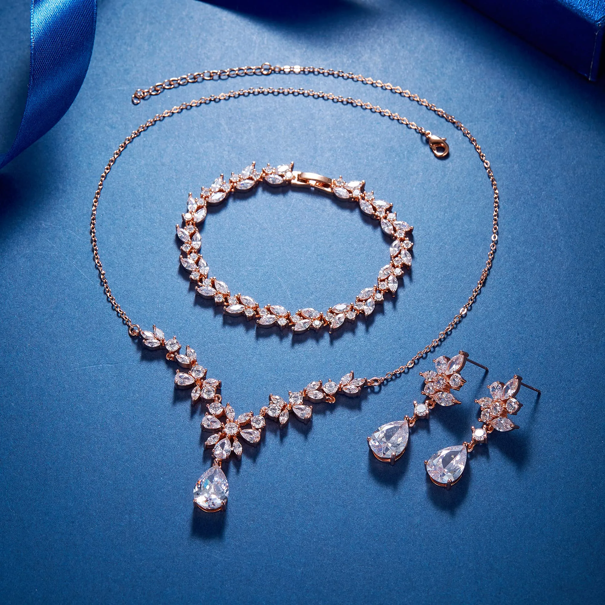 Clearine Set di Gioielli in Zirconia Cubica con Collana a Goccia, Bracciale Tennis e Orecchini a Pendente a Foglia per Donne - immagine 6