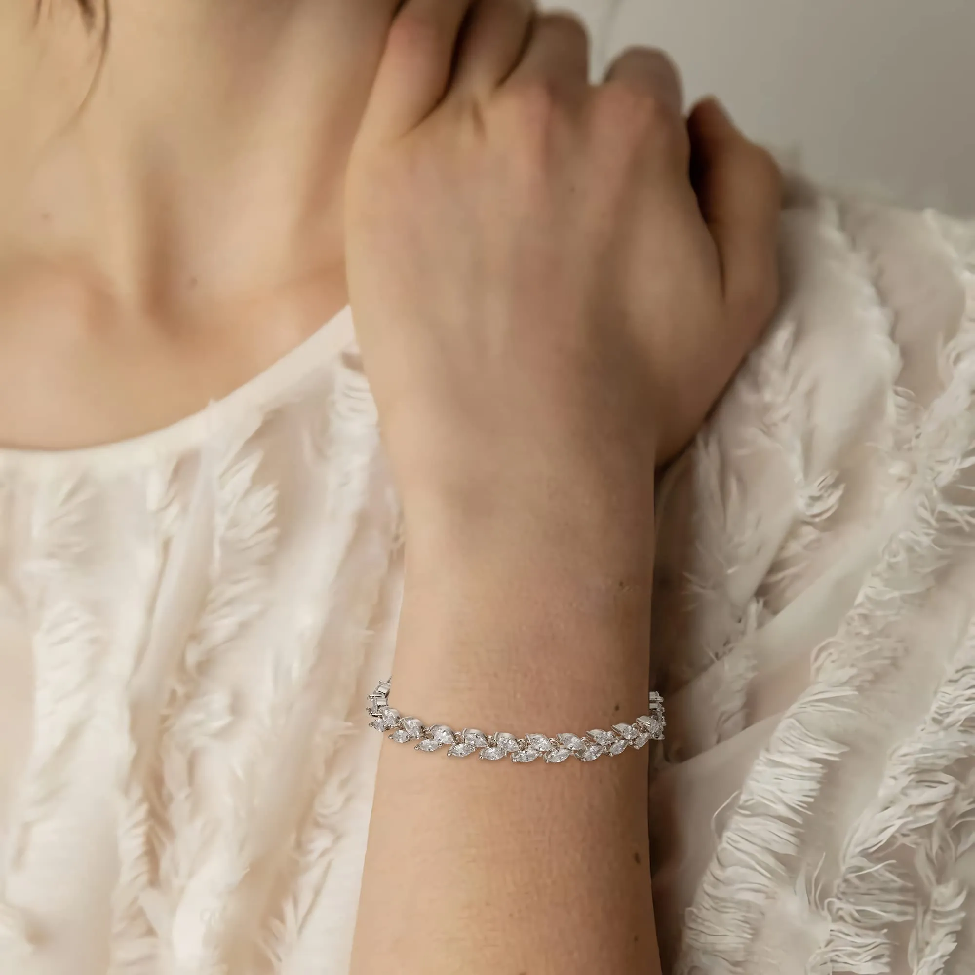 Clearine Set di Gioielli per Sposa in Zirconia Cubica e Argento-Fondo con Collana, Orecchini Pendenti e Bracciale Tennis - immagine 4