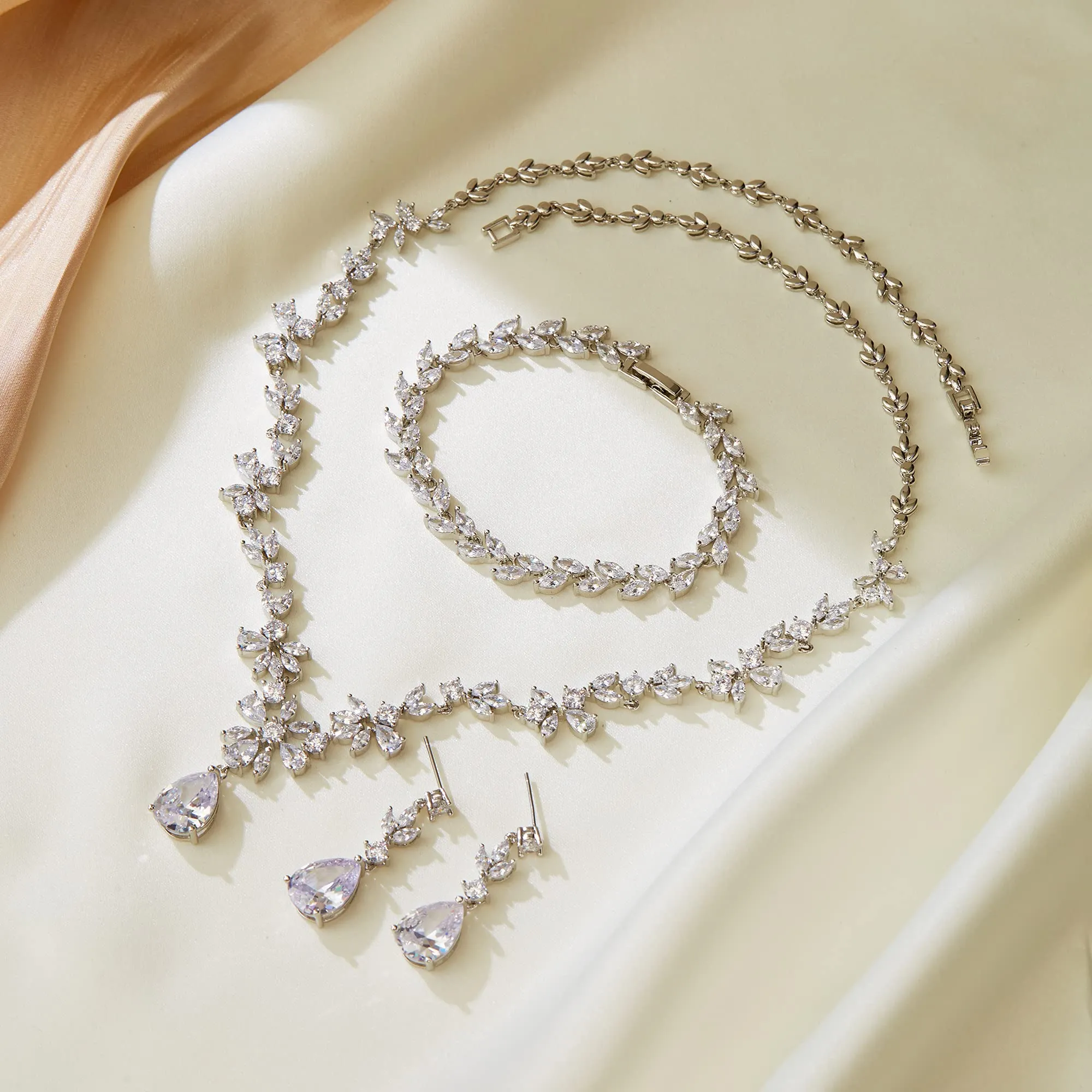 Clearine Set di Gioielli per Sposa in Zirconia Cubica e Argento-Fondo con Collana, Orecchini Pendenti e Bracciale Tennis - immagine 5