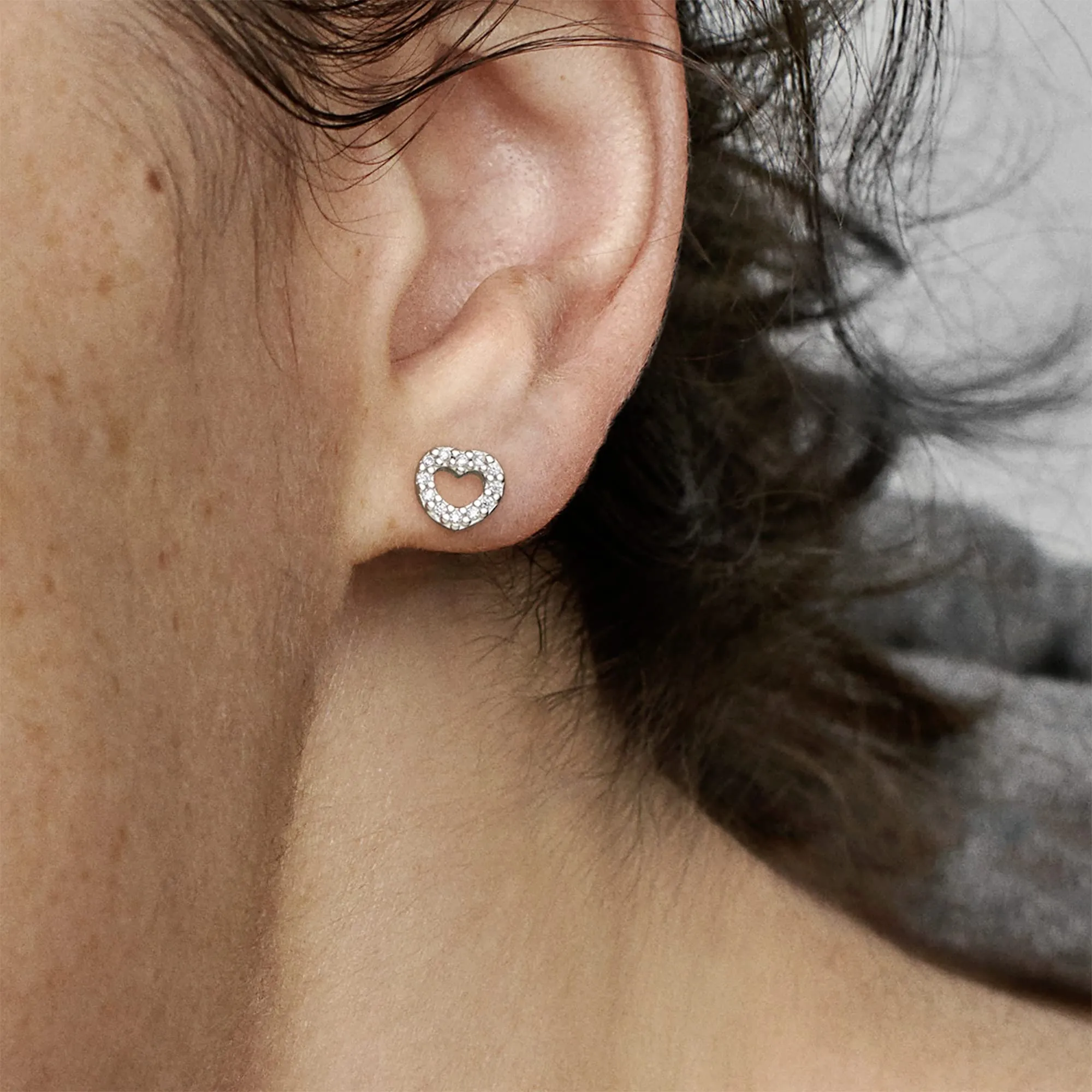 Pandora Timeless Orecchini a bottone con cuore aperto in argento e zirconia cubica - immagine 3