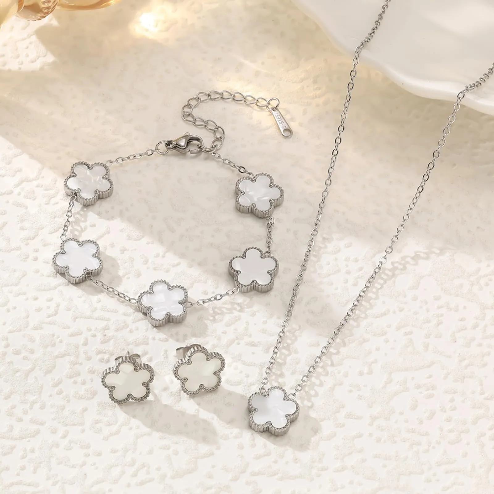 JYIXXZX Set di Gioielli Quadrifoglio da Donna in Acciaio Inossidabile Placcato Argento - Collana, Orecchini e Bracciale Regolabili (F) - immagine 2
