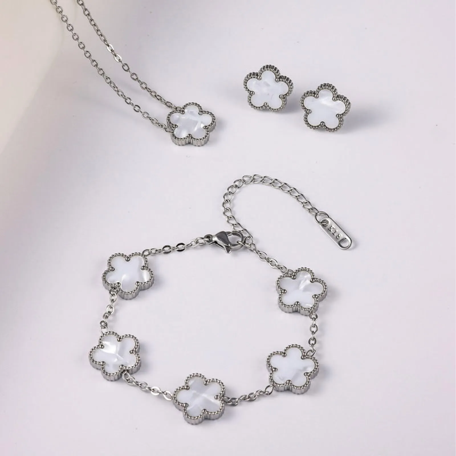 JYIXXZX Set di Gioielli Quadrifoglio da Donna in Acciaio Inossidabile Placcato Argento - Collana, Orecchini e Bracciale Regolabili (F) - immagine 6