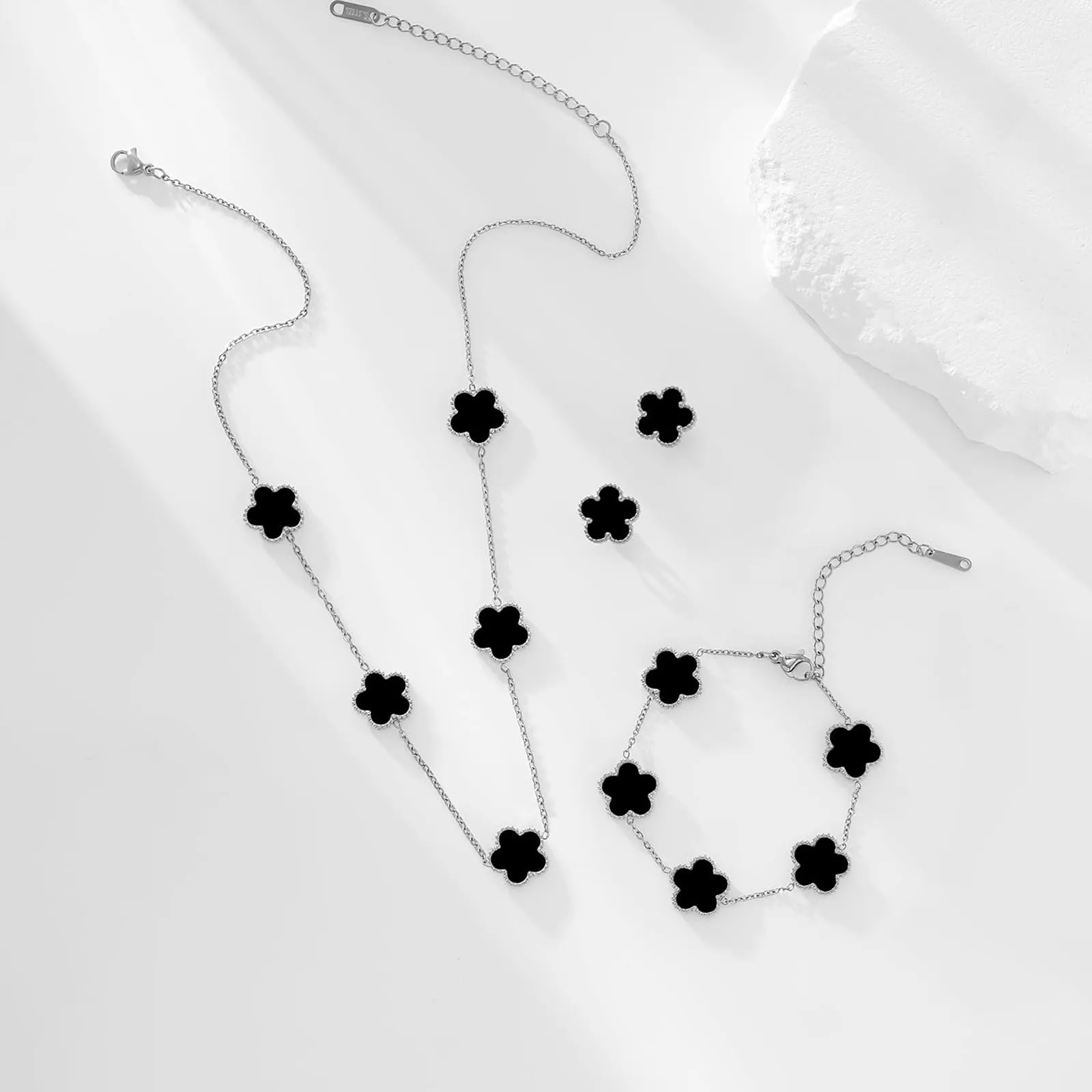 JYIXXZX Set di Gioielli Quadrifoglio da Donna in Acciaio Inossidabile Placcato Argento - Collana, Orecchini e Bracciale (B) - immagine 6