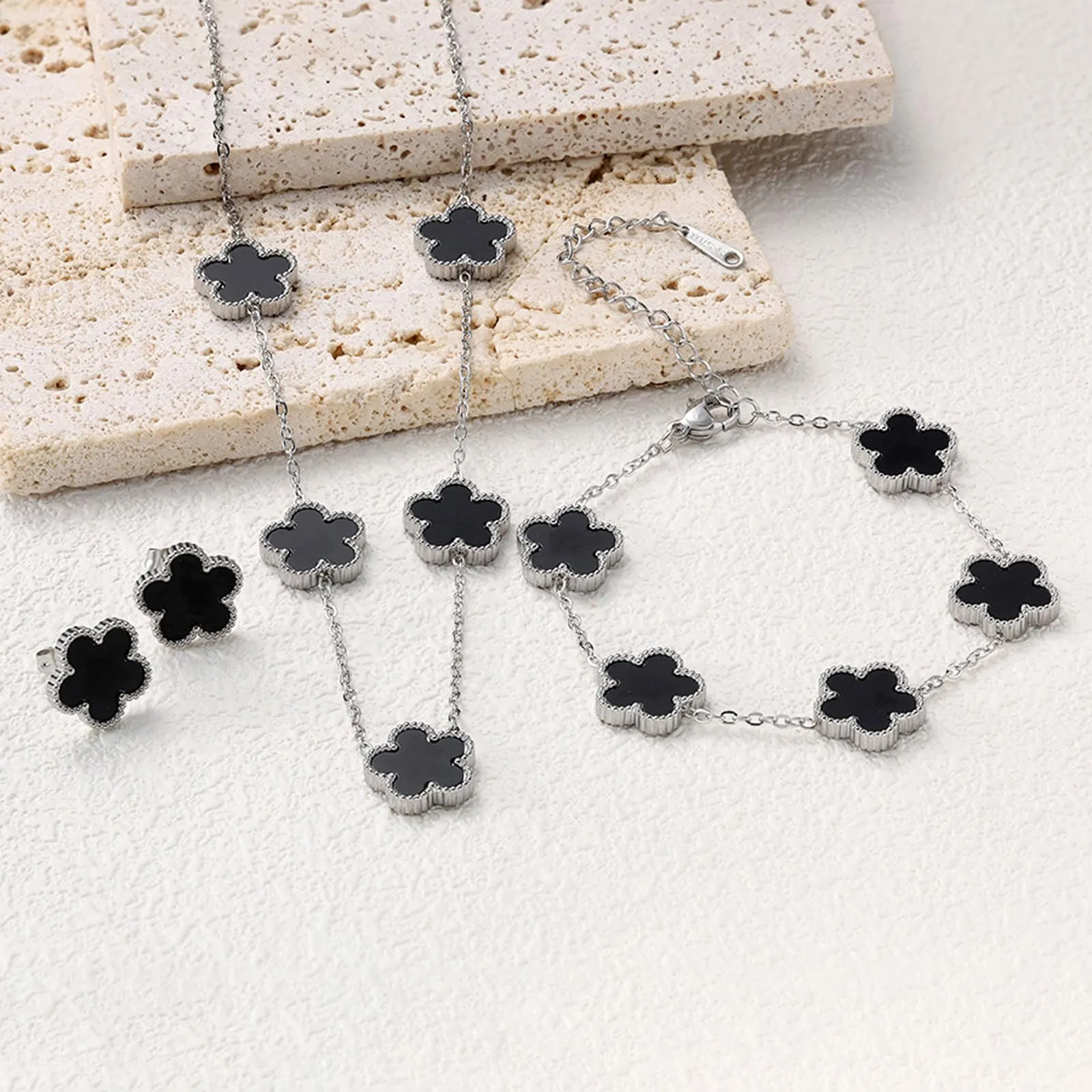 JYIXXZX Set di Gioielli Quadrifoglio da Donna in Acciaio Inossidabile Placcato Argento - Collana, Orecchini e Bracciale (B) - immagine 9