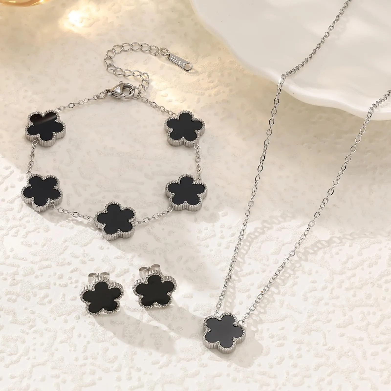 JYIXXZX Set di Gioielli Quadrifoglio da Donna in Acciaio Inossidabile Placcato Argento, Collana, Orecchini e Bracciale (E) - immagine 2