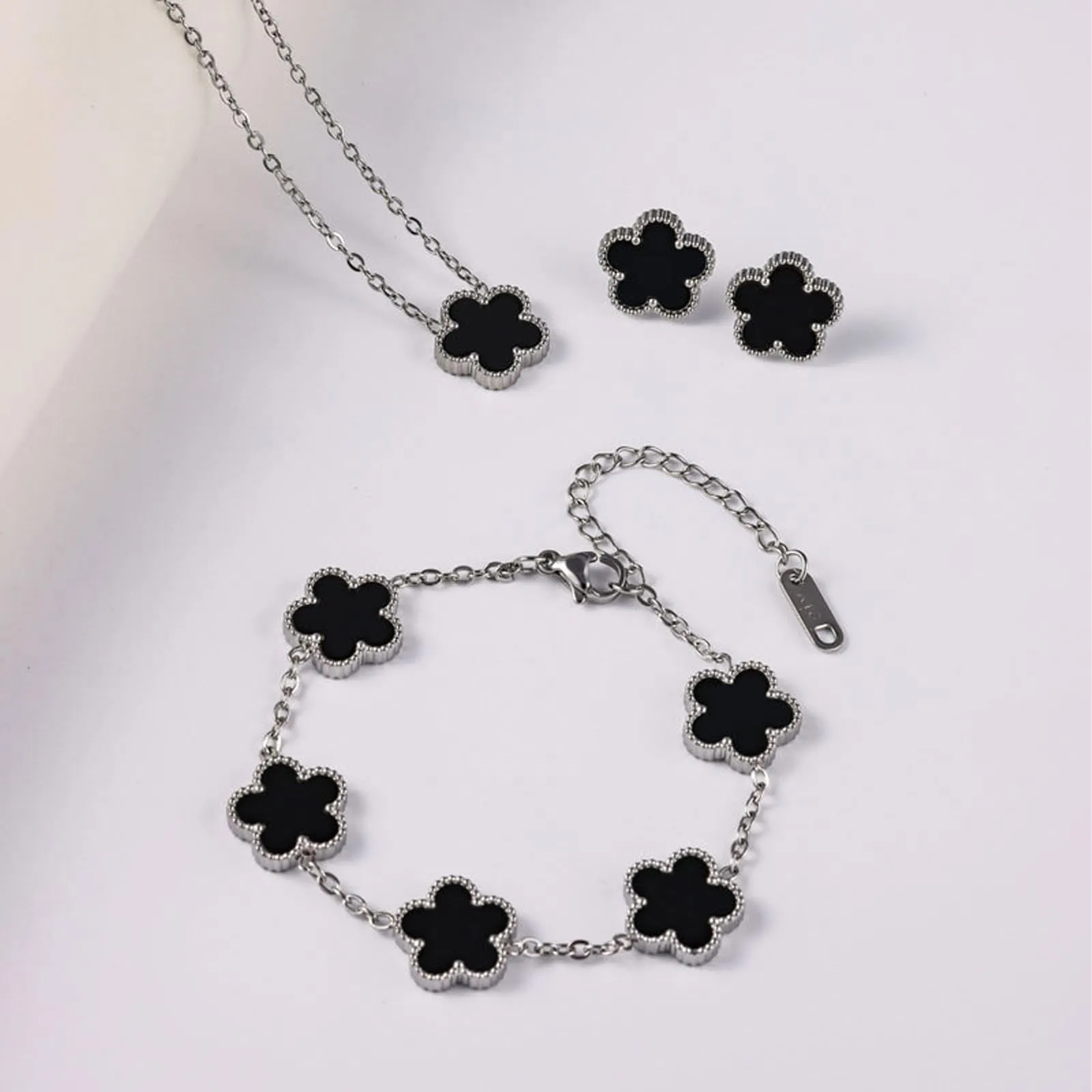 JYIXXZX Set di Gioielli Quadrifoglio da Donna in Acciaio Inossidabile Placcato Argento, Collana, Orecchini e Bracciale (E) - immagine 6