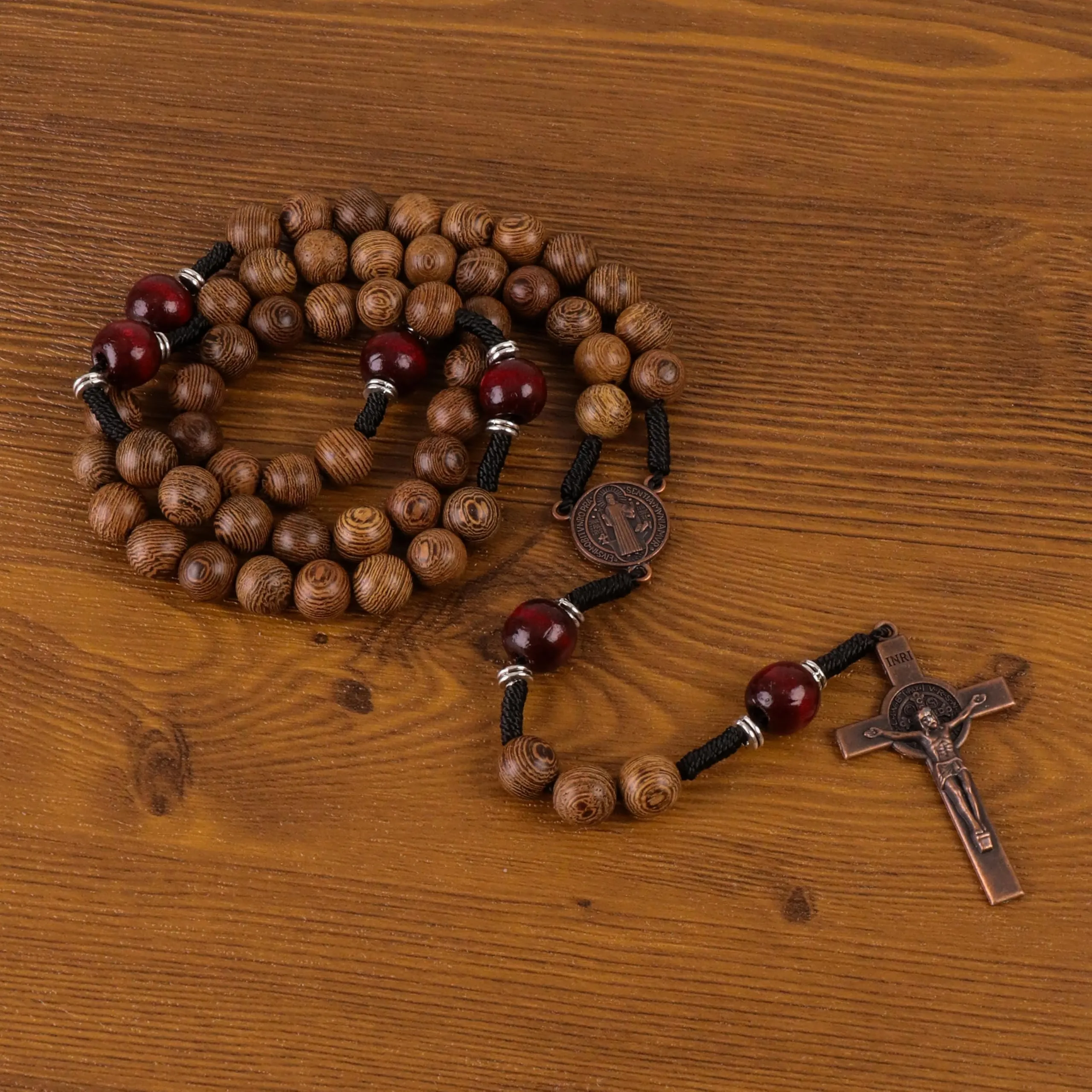 Nazareth Store Rosario da Uomo in Legno d'Ulivo e Rosso Scuro con Medaglia di San Benedetto, 10mm, WR2B - immagine 2