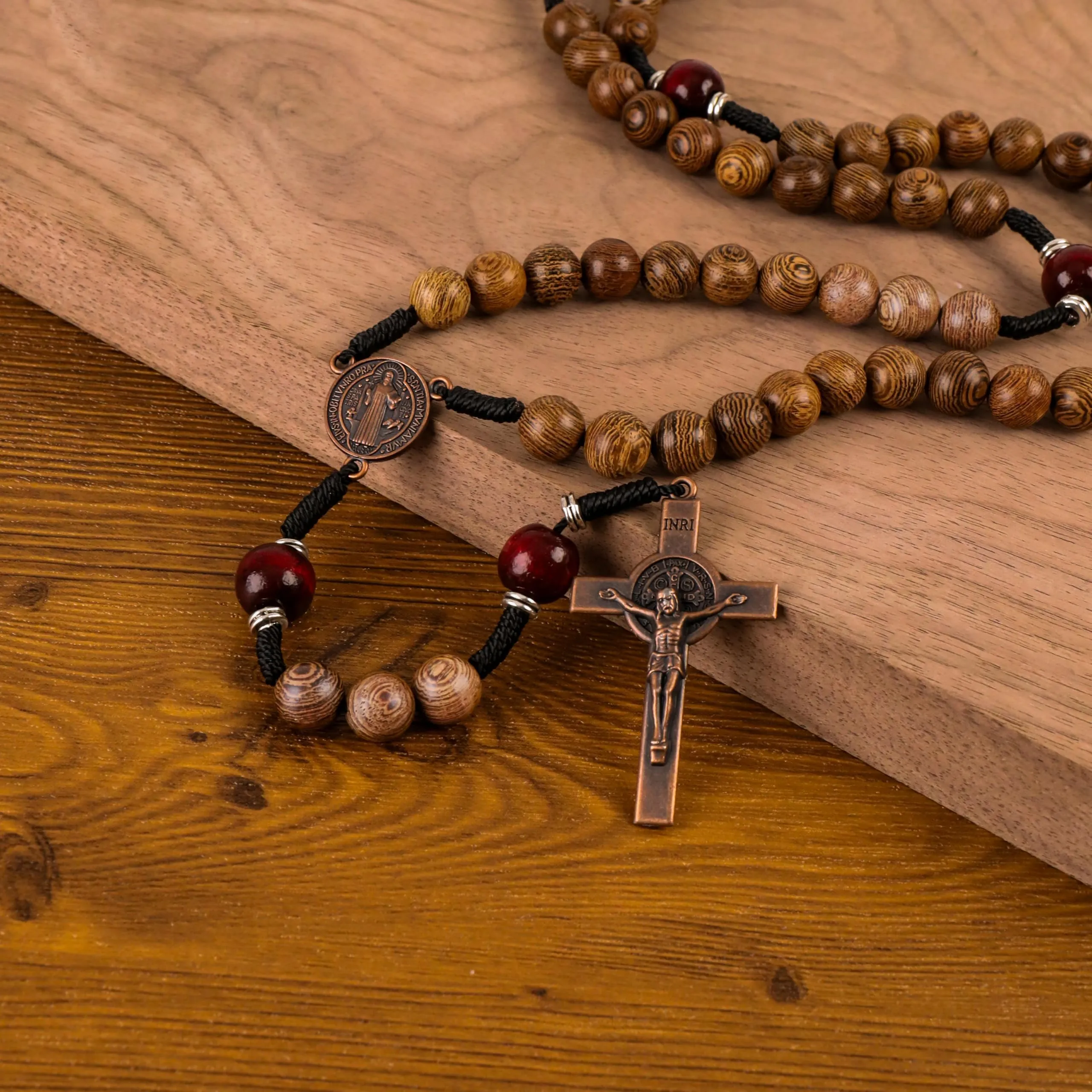 Nazareth Store Rosario da Uomo in Legno d'Ulivo e Rosso Scuro con Medaglia di San Benedetto, 10mm, WR2B - immagine 3