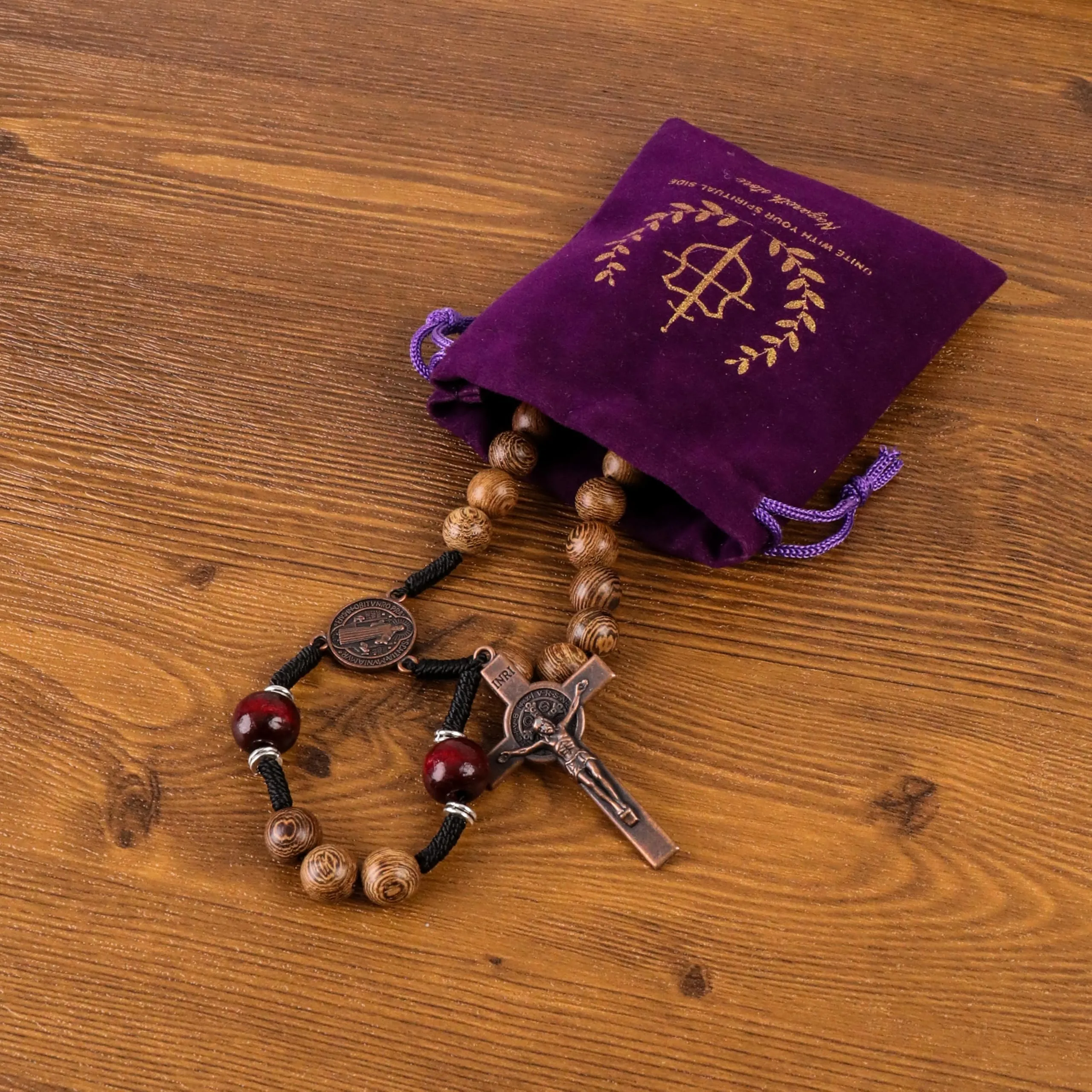 Nazareth Store Rosario da Uomo in Legno d'Ulivo e Rosso Scuro con Medaglia di San Benedetto, 10mm, WR2B - immagine 4