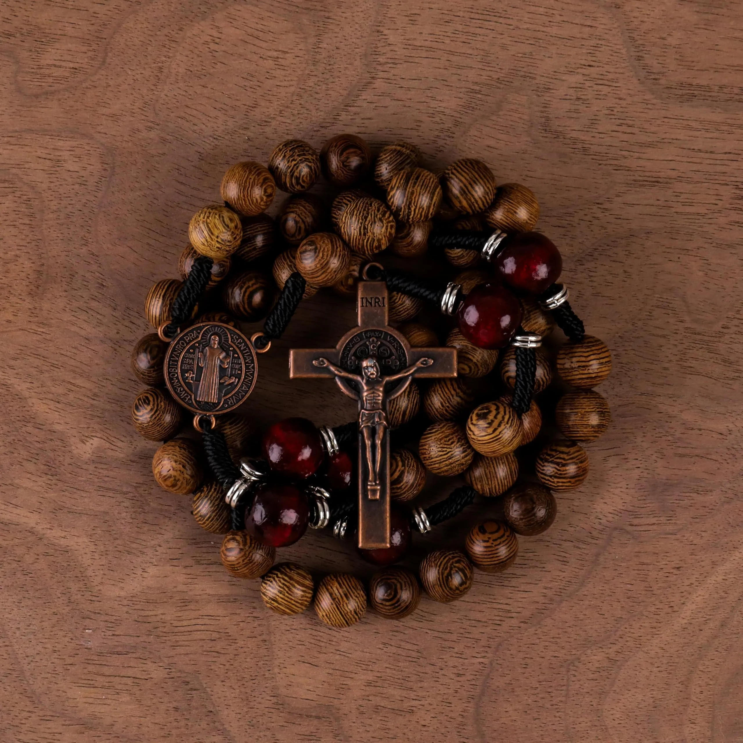 Nazareth Store Rosario da Uomo in Legno d'Ulivo e Rosso Scuro con Medaglia di San Benedetto, 10mm, WR2B - immagine 5
