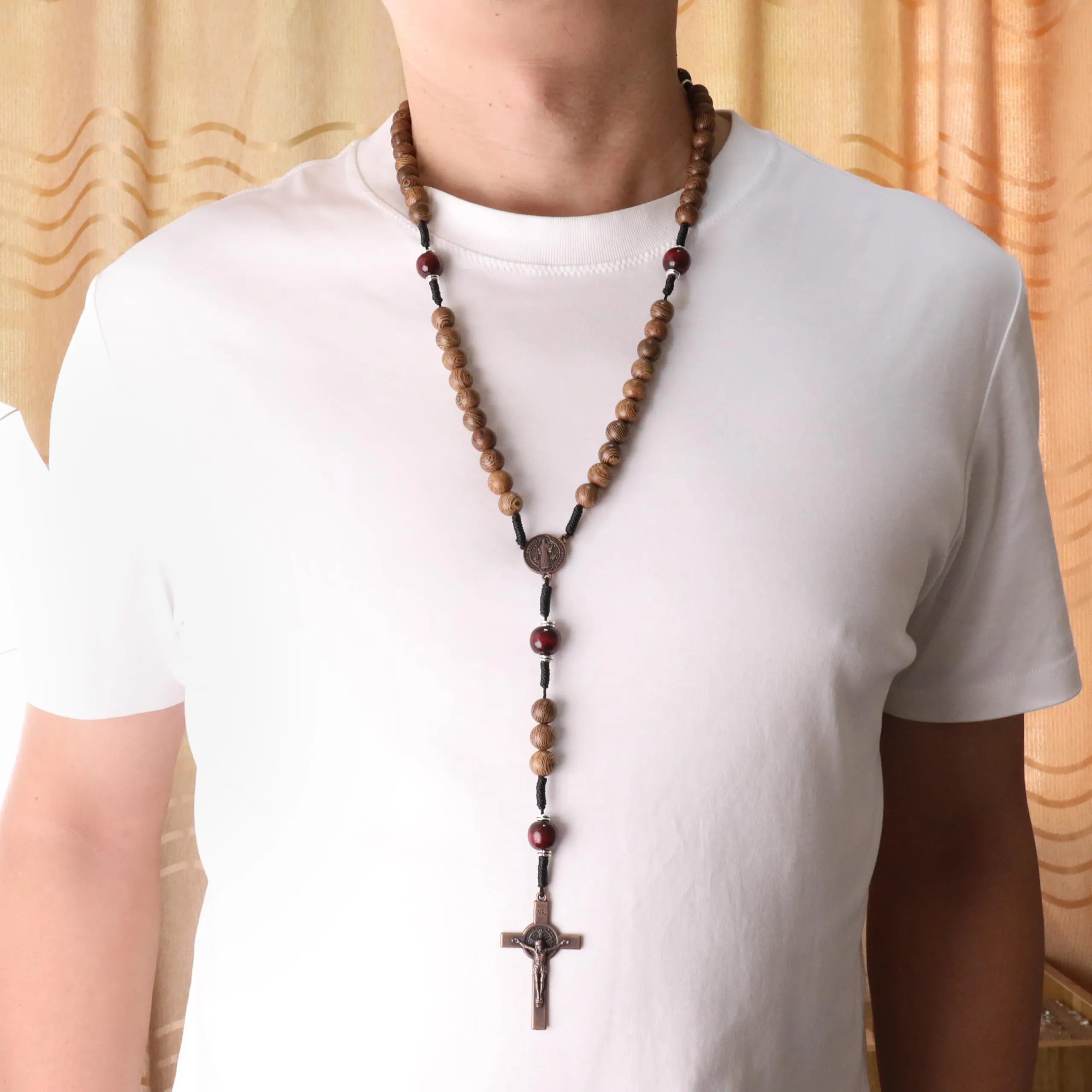 Nazareth Store Rosario da Uomo in Legno d'Ulivo e Rosso Scuro con Medaglia di San Benedetto, 10mm, WR2B - immagine 8