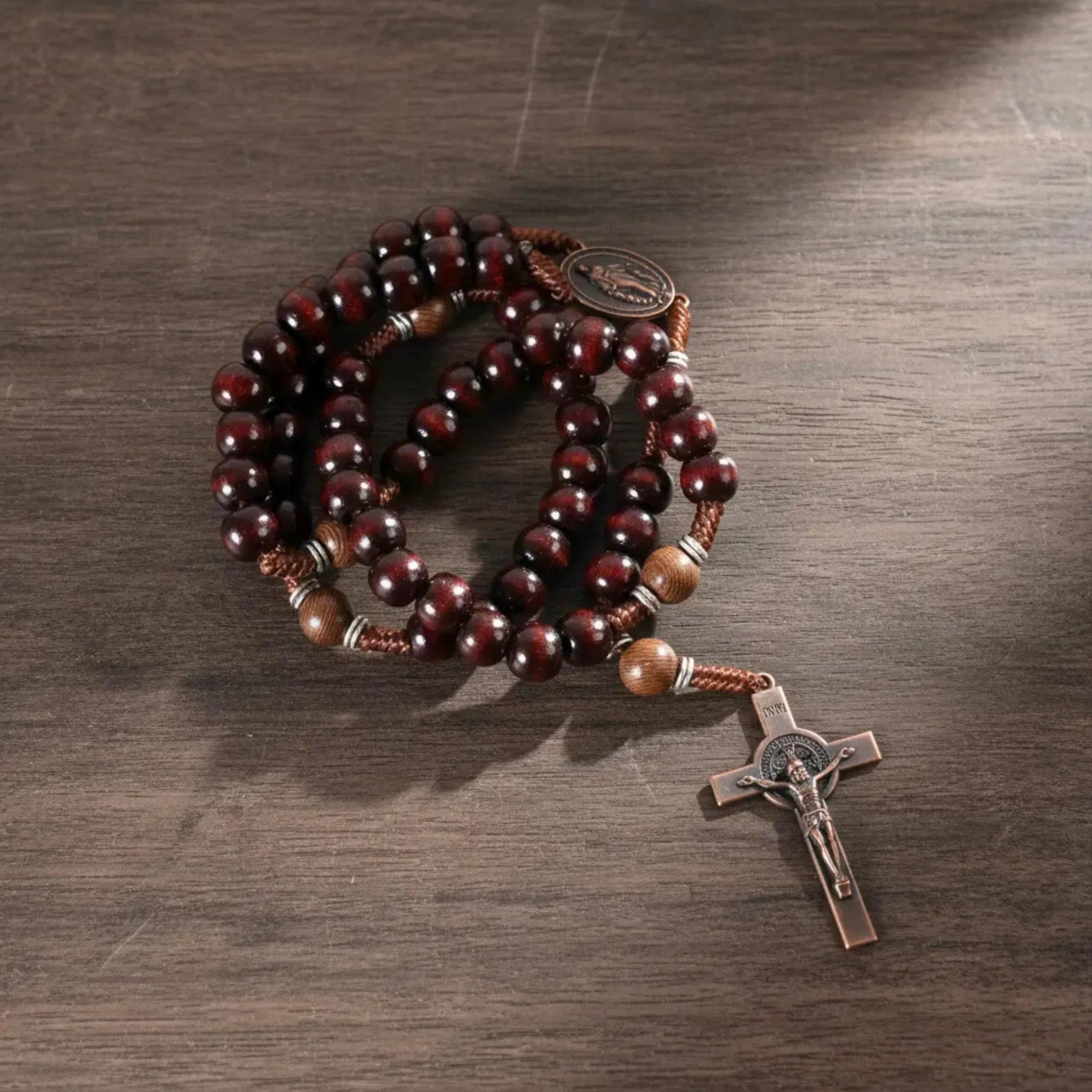 Nazareth Store Rosario fatto a mano in legno d'ulivo e perline rosso scuro, medaglia e crocifisso in rame antico, 20.6" - immagine 2