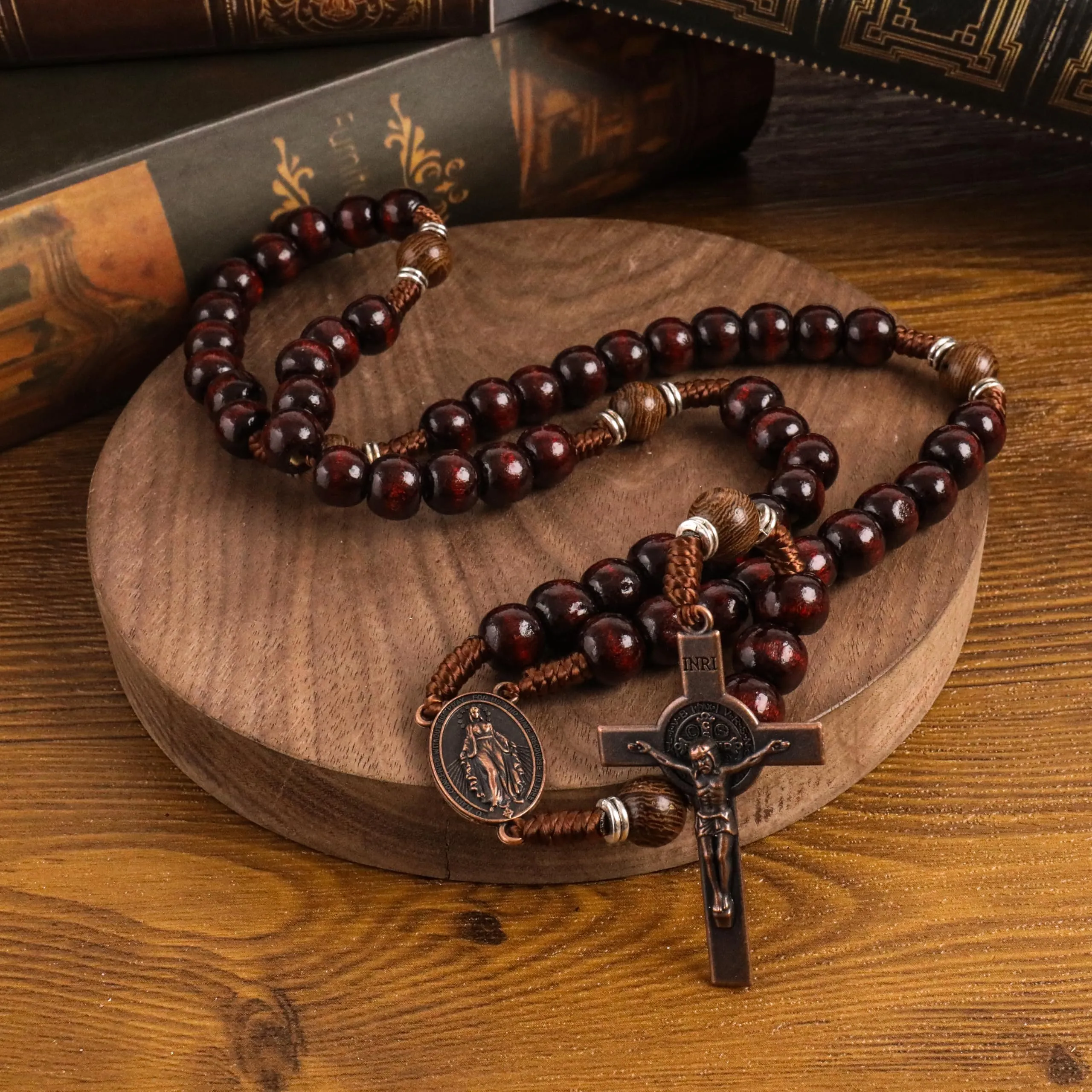 Nazareth Store Rosario fatto a mano in legno d'ulivo e perline rosso scuro, medaglia e crocifisso in rame antico, 20.6" - immagine 3