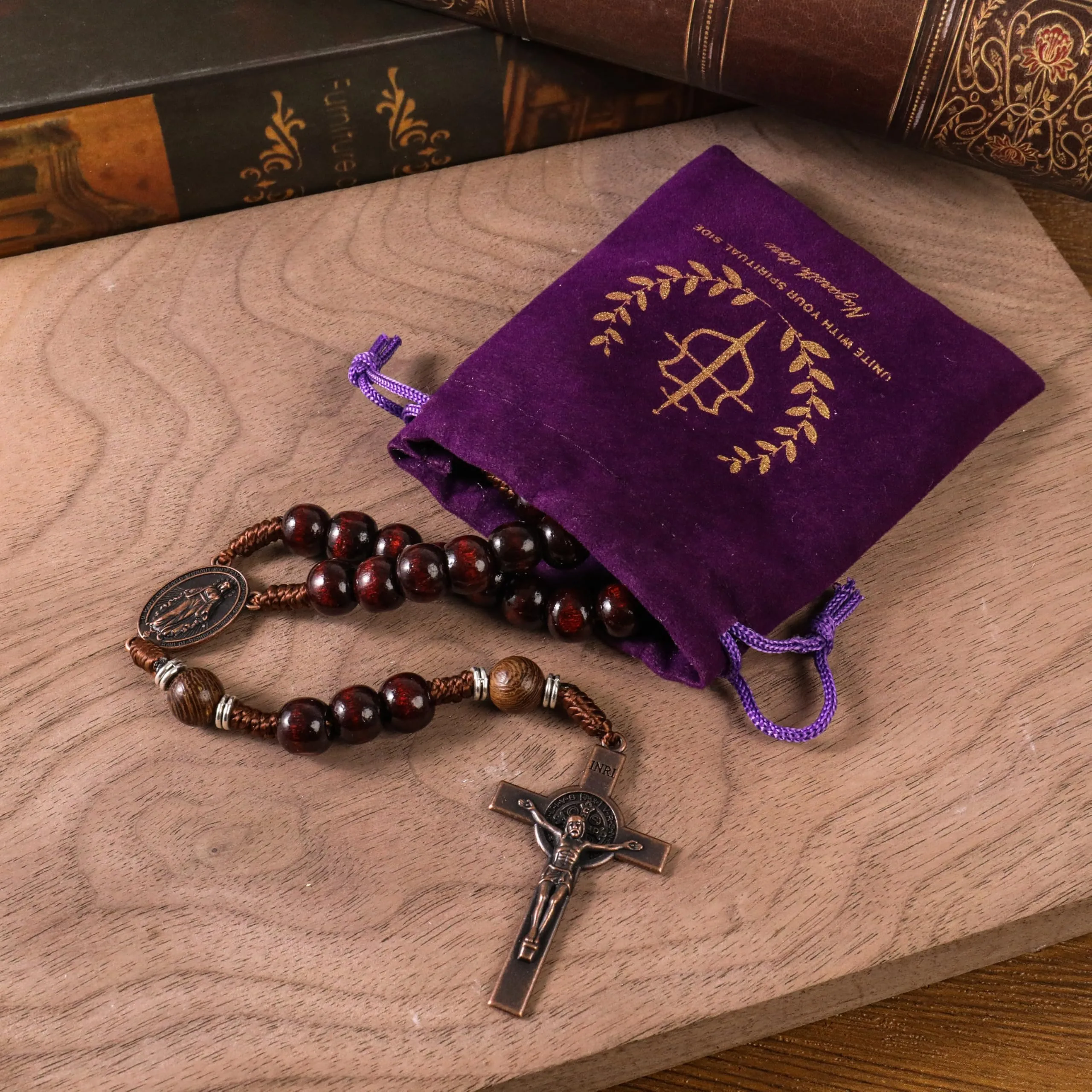 Nazareth Store Rosario fatto a mano in legno d'ulivo e perline rosso scuro, medaglia e crocifisso in rame antico, 20.6" - immagine 4