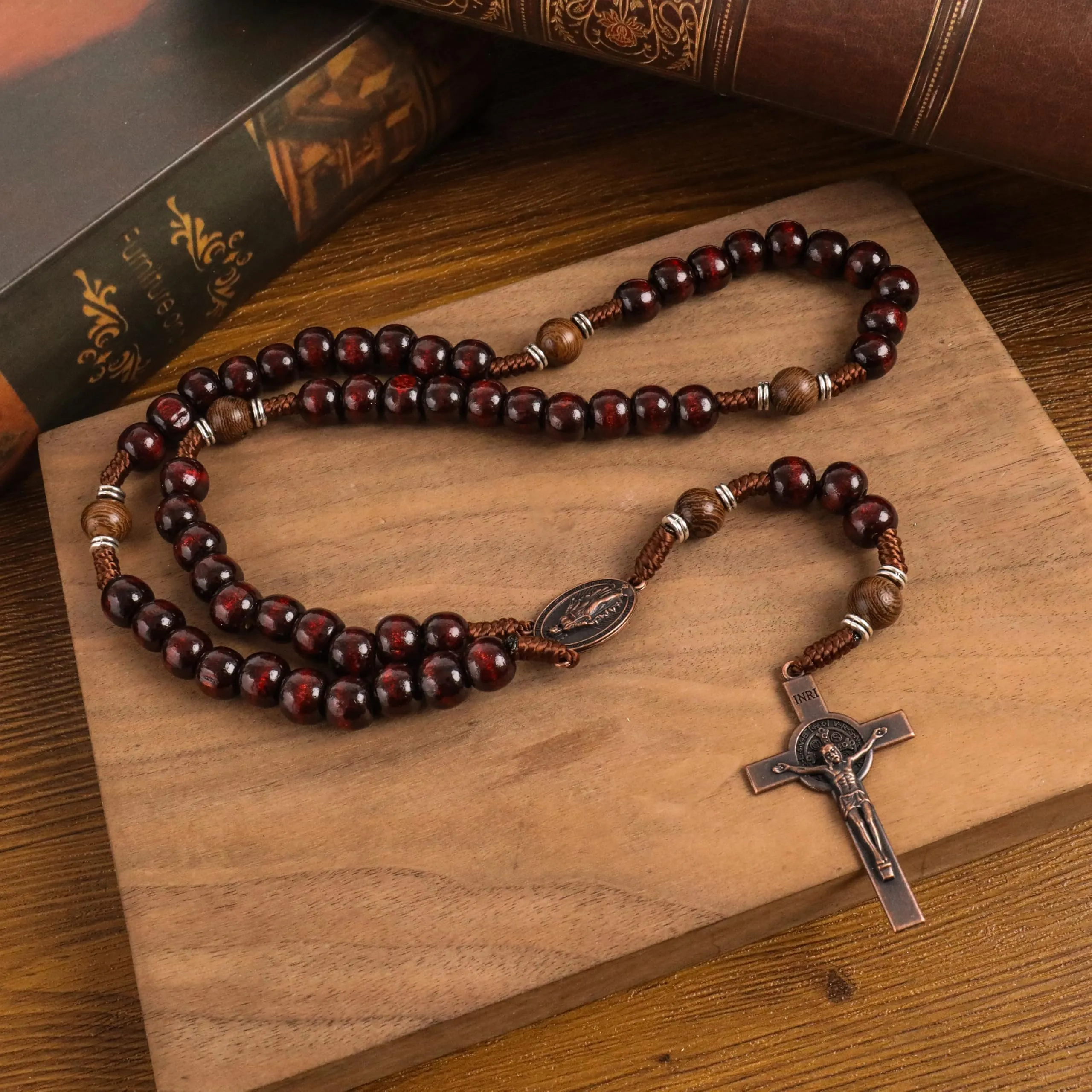 Nazareth Store Rosario fatto a mano in legno d'ulivo e perline rosso scuro, medaglia e crocifisso in rame antico, 20.6" - immagine 5