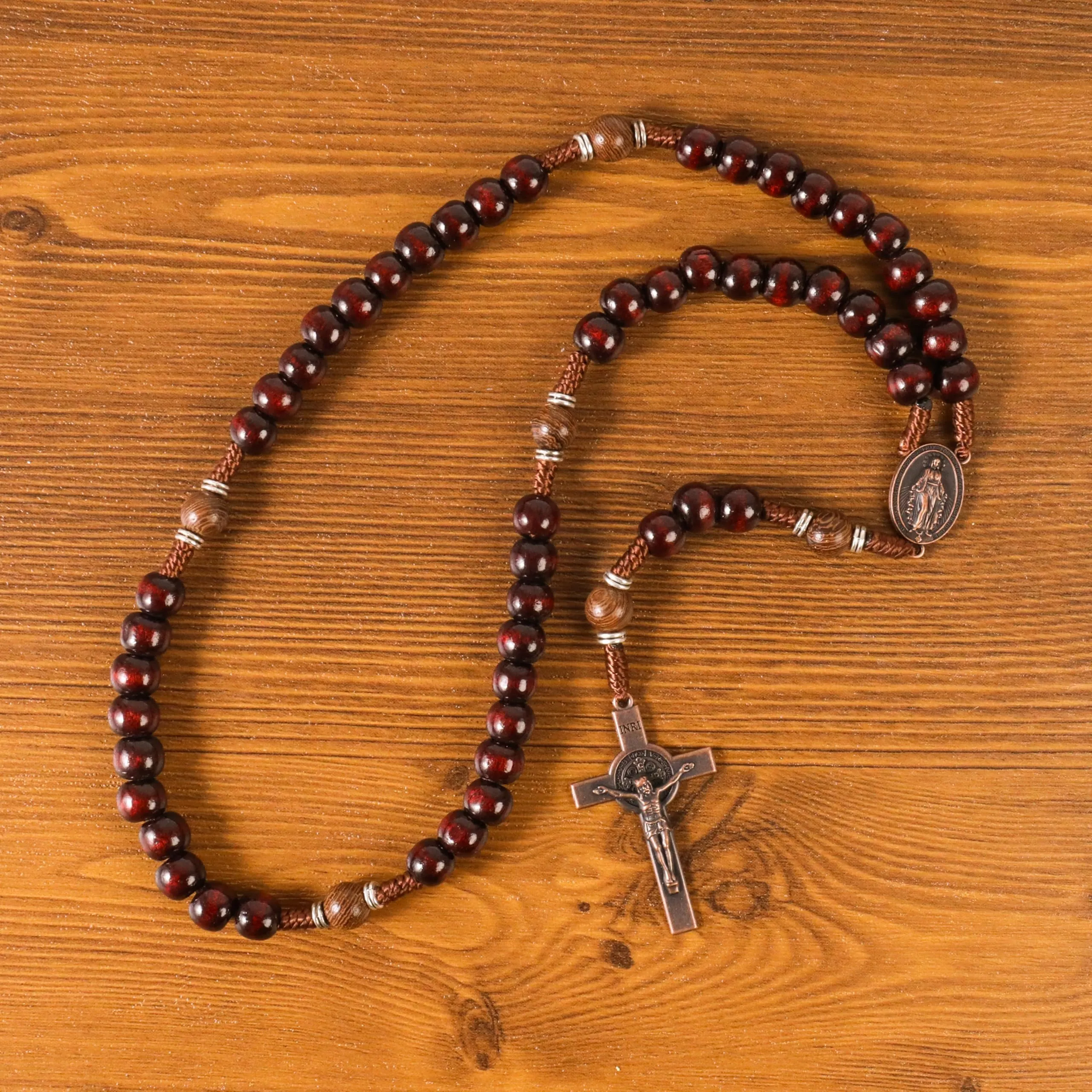 Nazareth Store Rosario fatto a mano in legno d'ulivo e perline rosso scuro, medaglia e crocifisso in rame antico, 20.6" - immagine 6