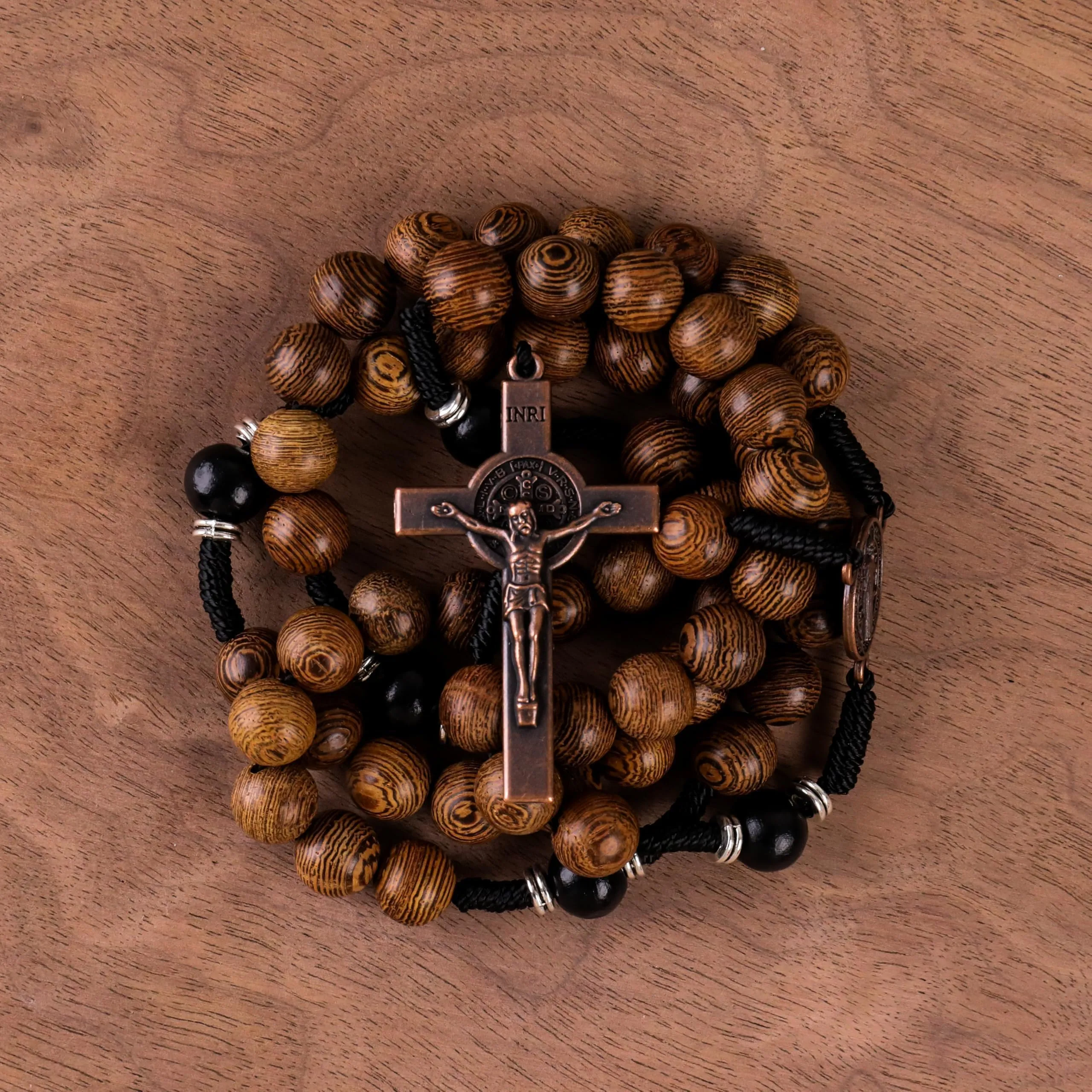 Nazareth Store Rosario in legno di olivo e nero con crocifisso e medaglia di San Benedetto in rame antico, 20.6" - immagine 2
