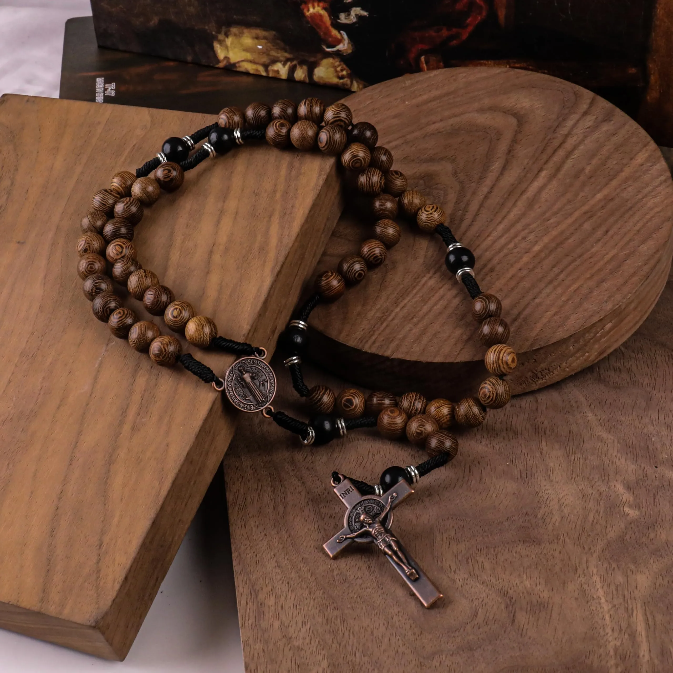 Nazareth Store Rosario in legno di olivo e nero con crocifisso e medaglia di San Benedetto in rame antico, 20.6" - immagine 4