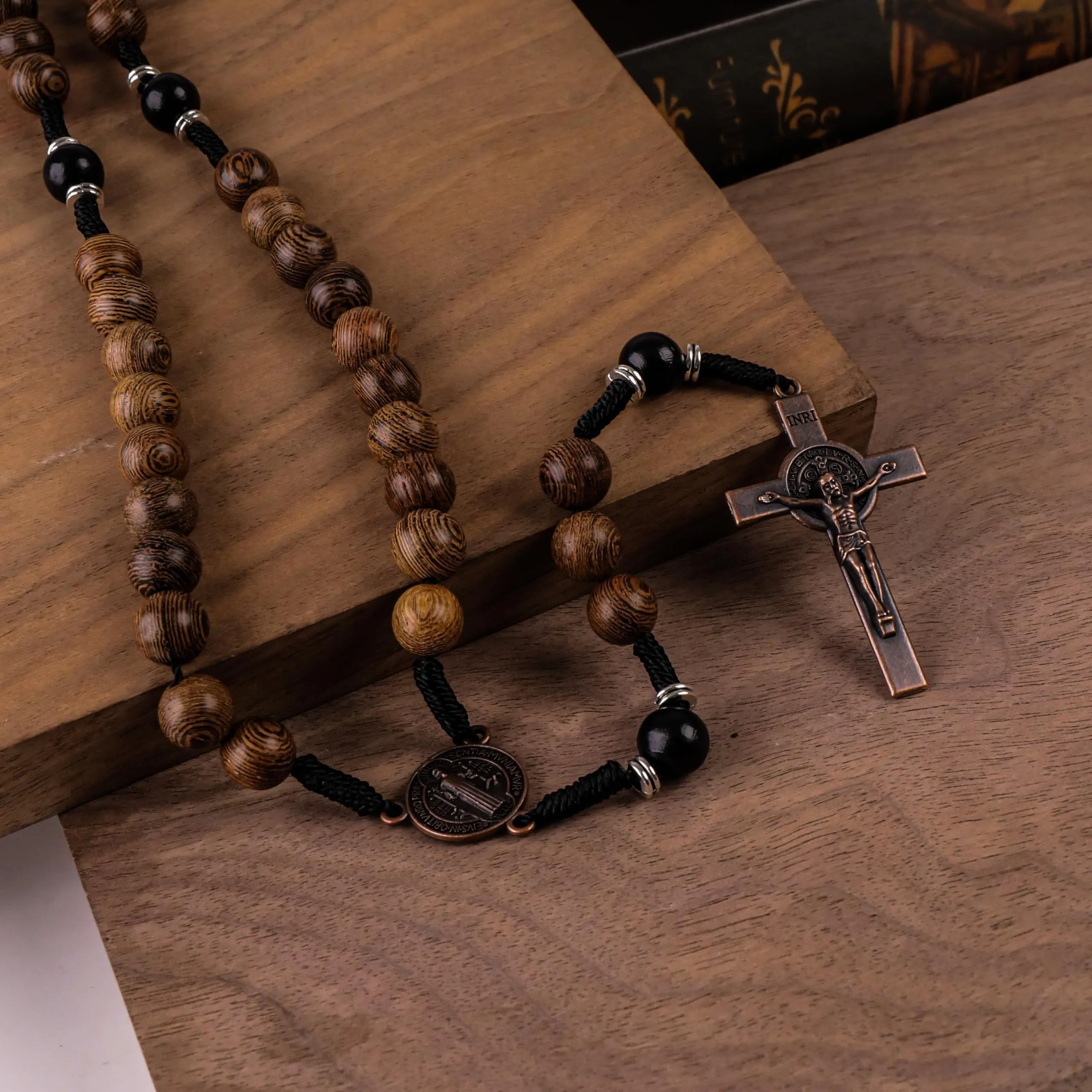Nazareth Store Rosario in legno di olivo e nero con crocifisso e medaglia di San Benedetto in rame antico, 20.6" - immagine 5
